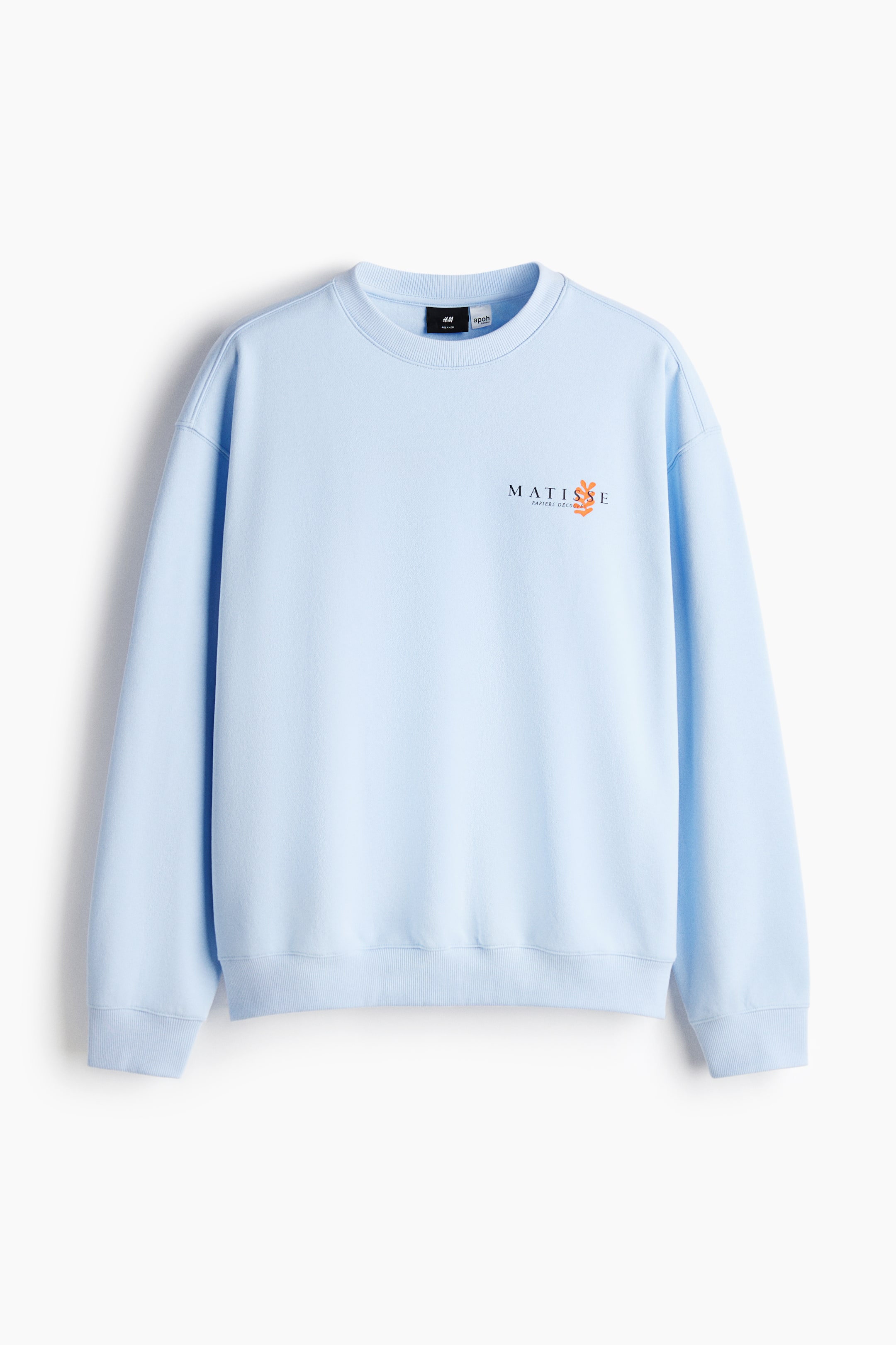 Xem ảnh lớn hơn: Một chiếc áo sweatshirt cổ tròn màu xanh nhạt đang hướng về phía trước, có tay dài với viền cổ tay và viền gấu áo. Một hình đồ họa nhỏ bên ngực trái hiển thị chữ "MATISSE" cùng với một hình dạng trừu tượng màu cam và dòng chữ "PAPIERS DÉCOUPÉS" bên dưới.