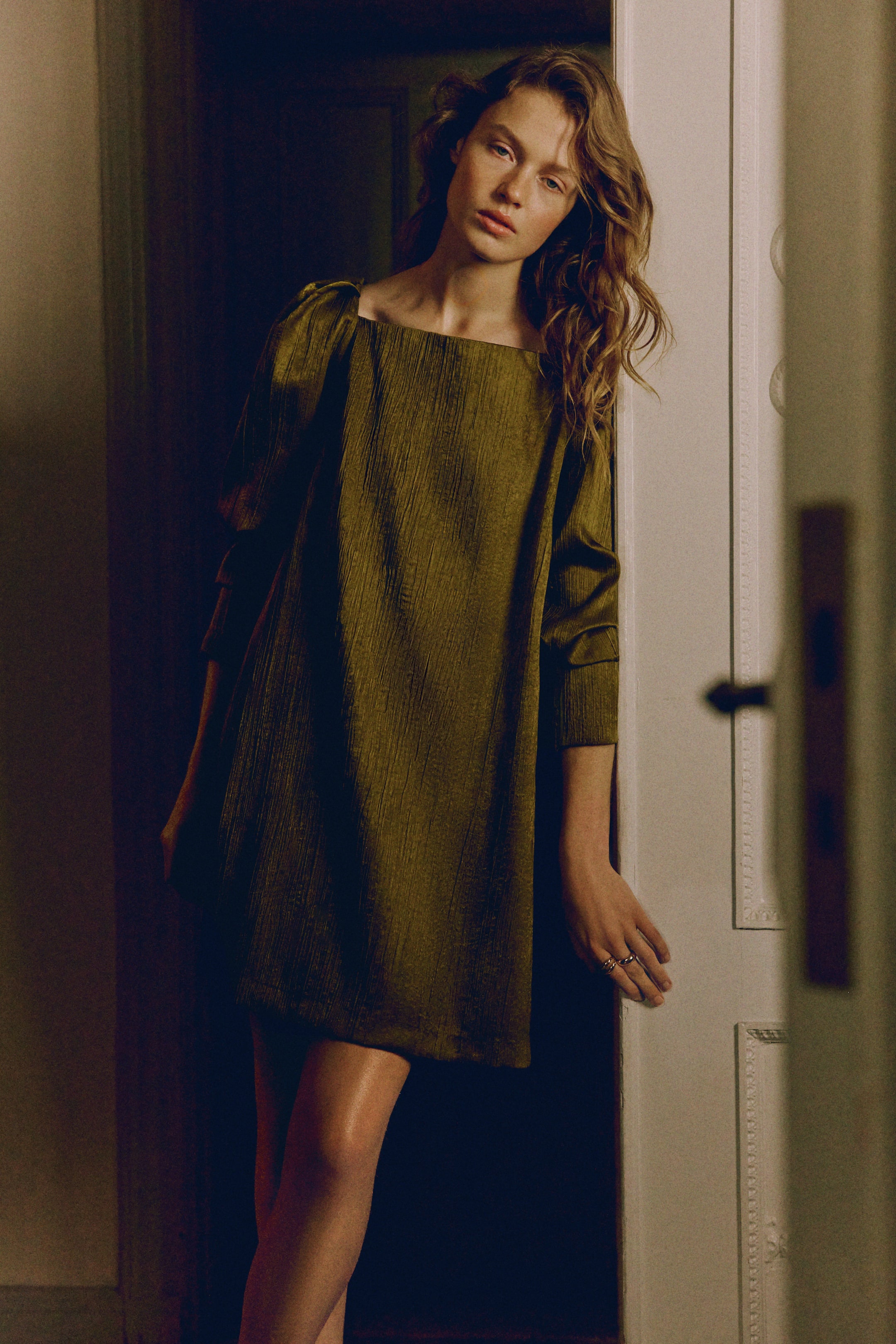 Zobraziť väčší obrázok: Krepové šaty s hranatým výstrihom - Zlatistá olivová - ŽENY | H&M SK 2