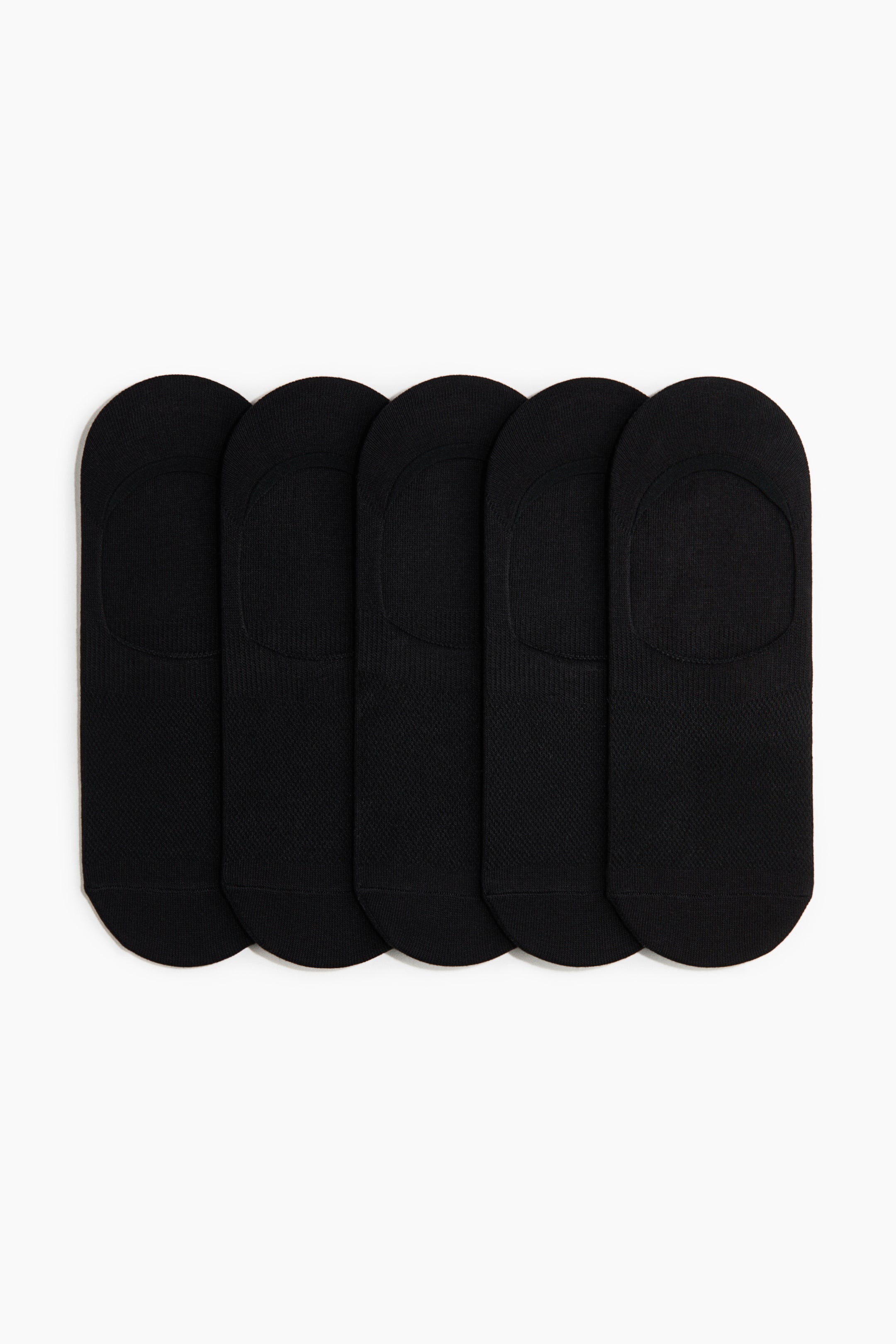 Größeres Bild ansehen: Fünf schwarze Sneaker-Socken sind in einer horizontalen Reihe angeordnet und überlappen sich leicht. Jede Socke zeigt ein tief geschnittenes Design, eine ausgeprägte Fersenkappe und ein strukturiertes Strickmuster auf der oberen Fläche.