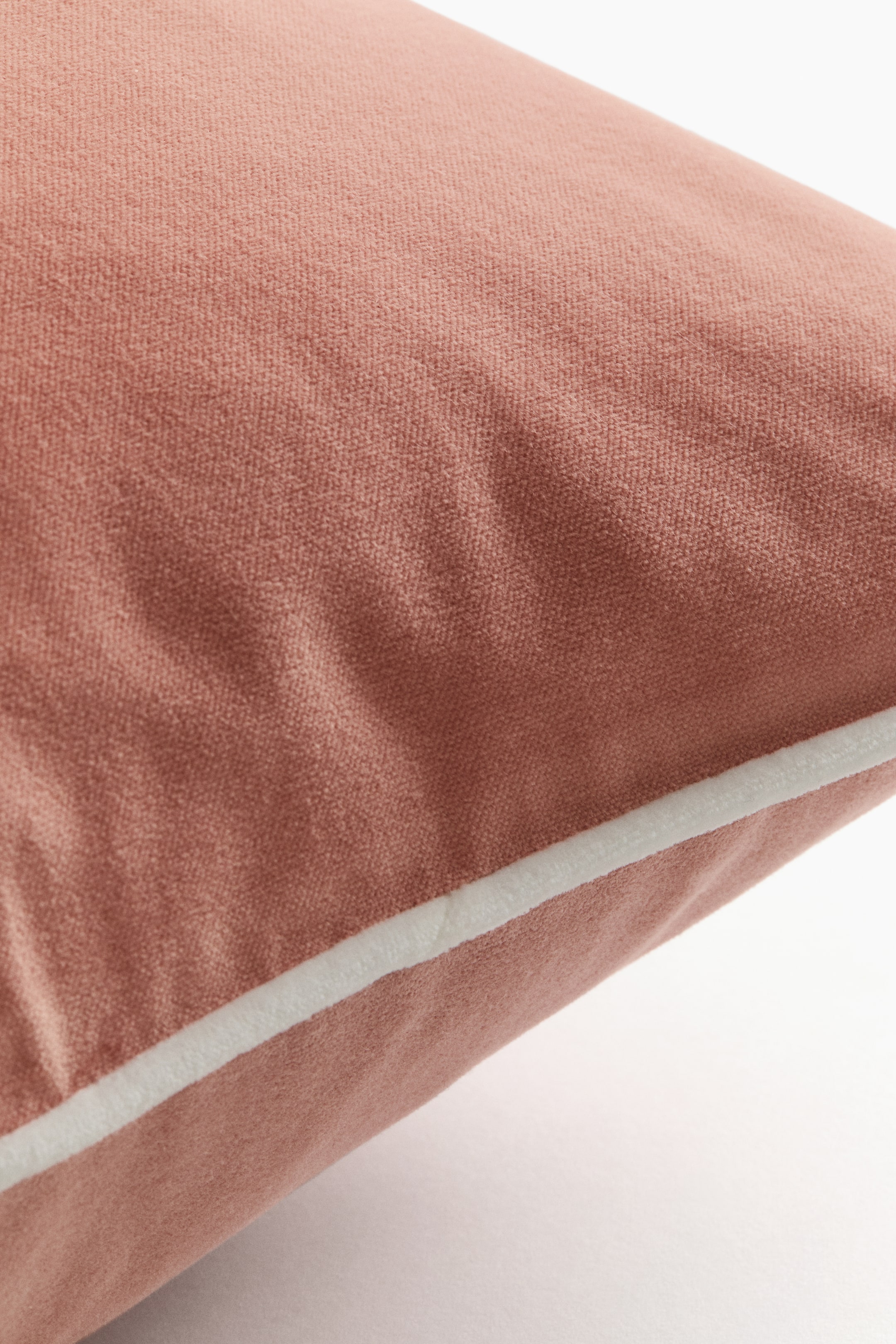 Prikaži veću sliku: Jastučnica od somota s ukrasnim paspulom - Stara ruža/prašnjavoružičasta - Home All | H&M RS 5