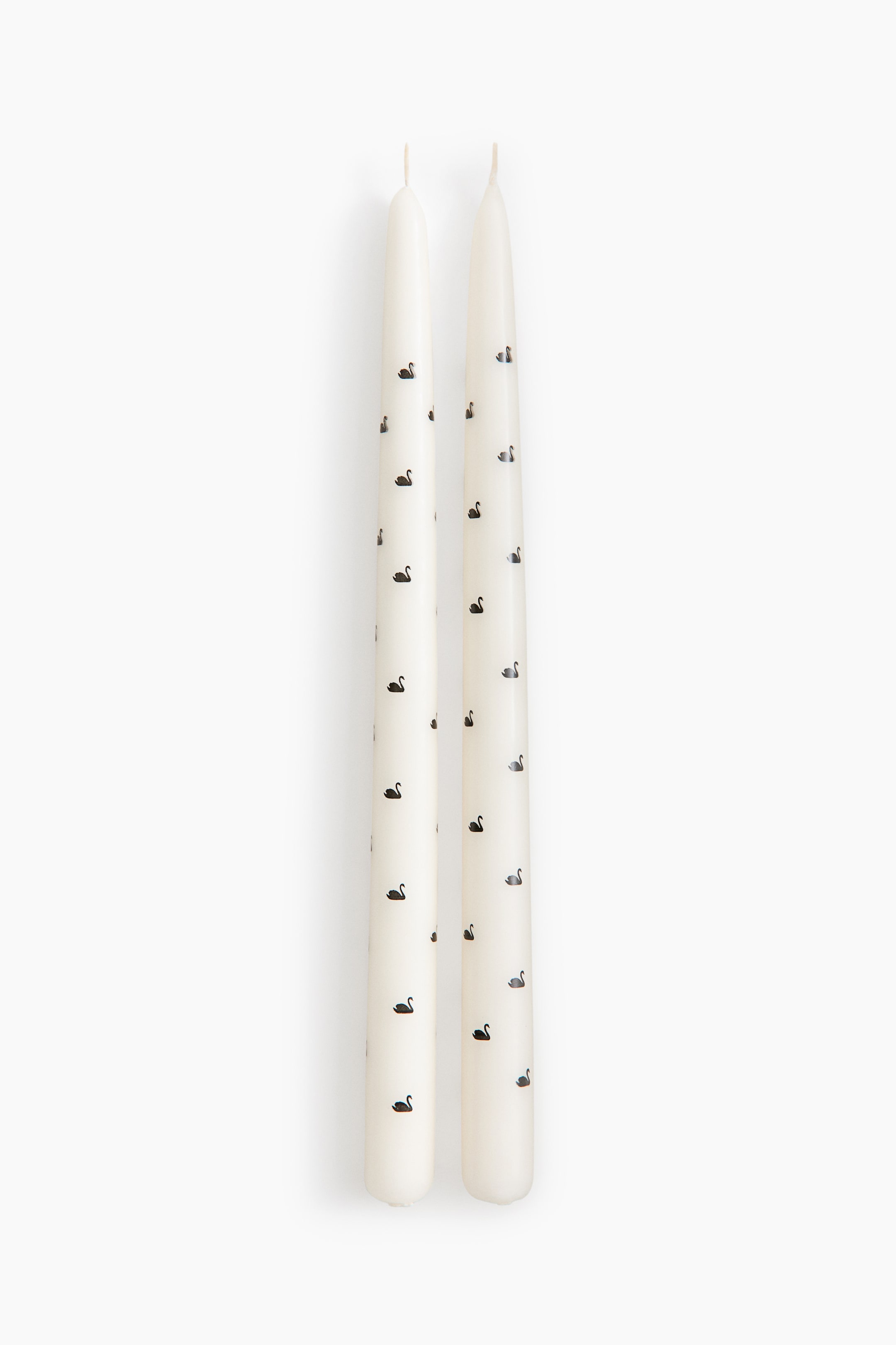 Größeres Bild anzeigen: 2er-Pack Konische Kerzen mit Print - Cremefarben/Schwäne - Home All | H&M AT 1