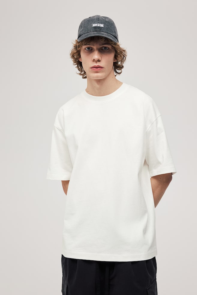 Baumwoll-T-Shirt in Oversize-Passform - Weiß/Schwarz/Schwarz - 1