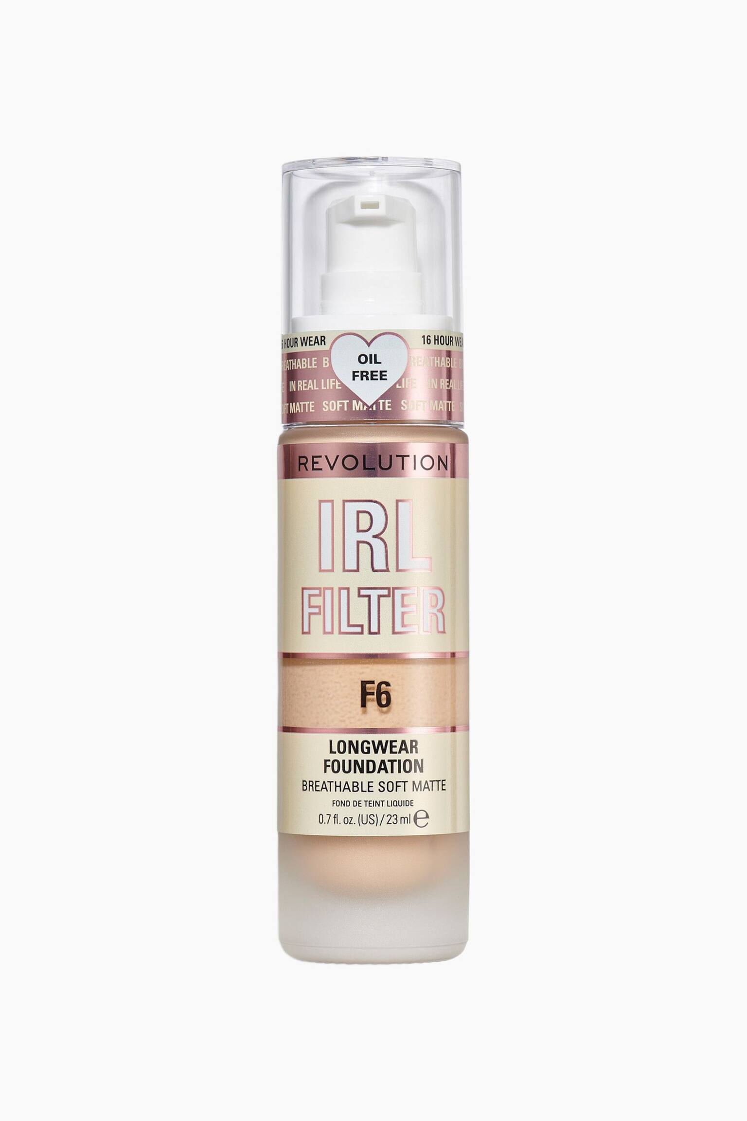 Revolution IRL Filter Longwear Foundation steht aufrecht und blickt direkt nach vorn und präsentiert eine mattierte Glasflasche, die mit einer hellbeigen flüssigen Foundation gefüllt ist. Die Flasche verfügt über einen transparenten Kunststoffdeckel über einem weiÃen Pumpspender, einen roségoldenen Metallhals mit der Aufschrift âOIL FREEâ innerhalb eines Herzgrafikmotivs sowie ein cremefarbenes Etikett, auf dem der Markenname âREVOLUTIONâ und âIRL FILTERâ in metallisch pinkfarbener Schrift über der Farbkennzeichnung âF6â zu sehen sind. - 1