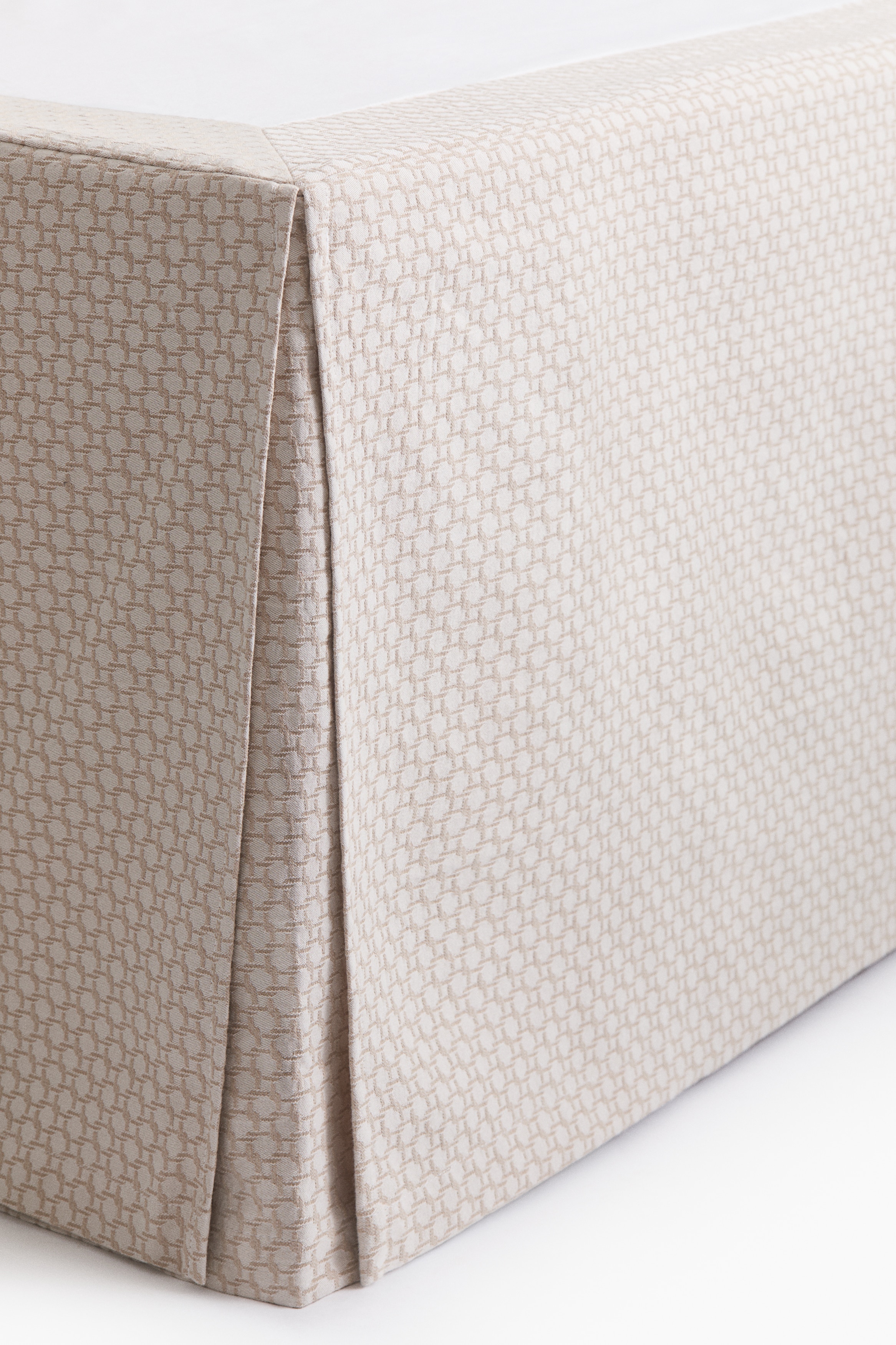 Jacquard-weave double/king valanceModel