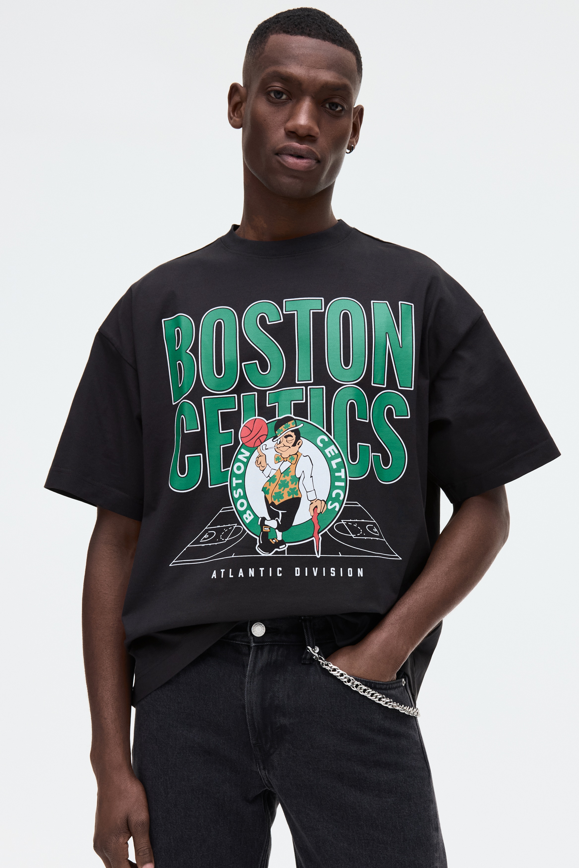 T-Shirt Oversized Fit - Schwarz/NBA/Creme/Red Hot Chili Peppers/Schwarz/Guns N' Roses/Weiss/NBA/Weiss/Nas/Schwarz/Iron Maiden/Weiss/NBA/Schwarz/Gorillaz/Schwarz/The Notorious B.I.G.