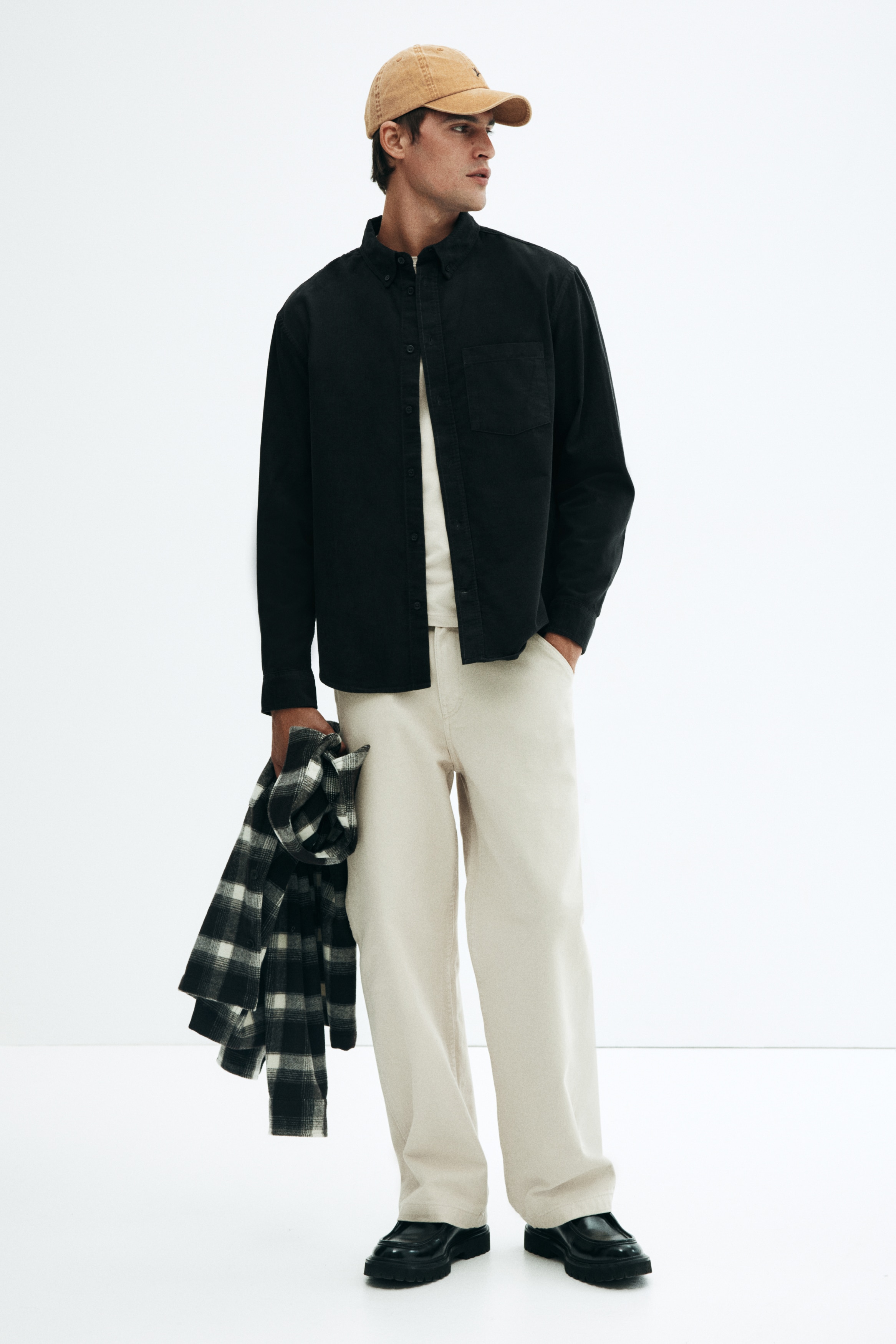 H & M - レギュラーフィット コーデュロイシャツ - ブラック