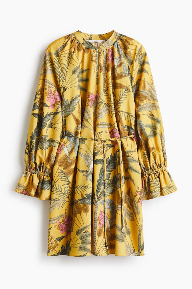 Vestido em mistura de linho com cinto de atar - Amarelo mostarda/Plantas - 1