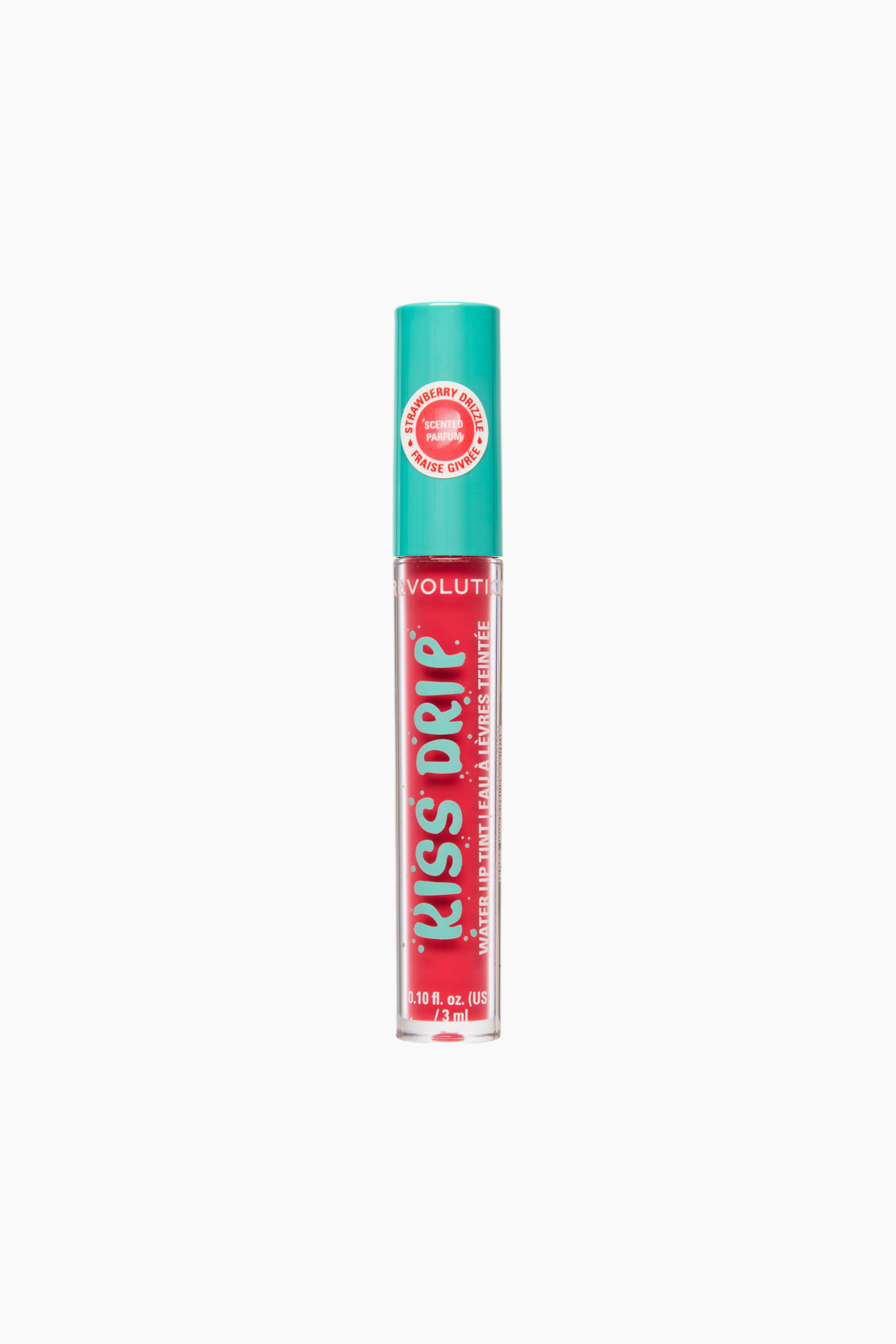 Vis større bilde: En klar, sylindrisk lip tint står oppreist og viser frem rød væske inni. Den har en turkis kork med en rød, rund etikett som viser «Strawberry Drizzle Scented Parfum», og tuben er tydelig merket med «Revolution Kiss Drip Water Lip Tint».