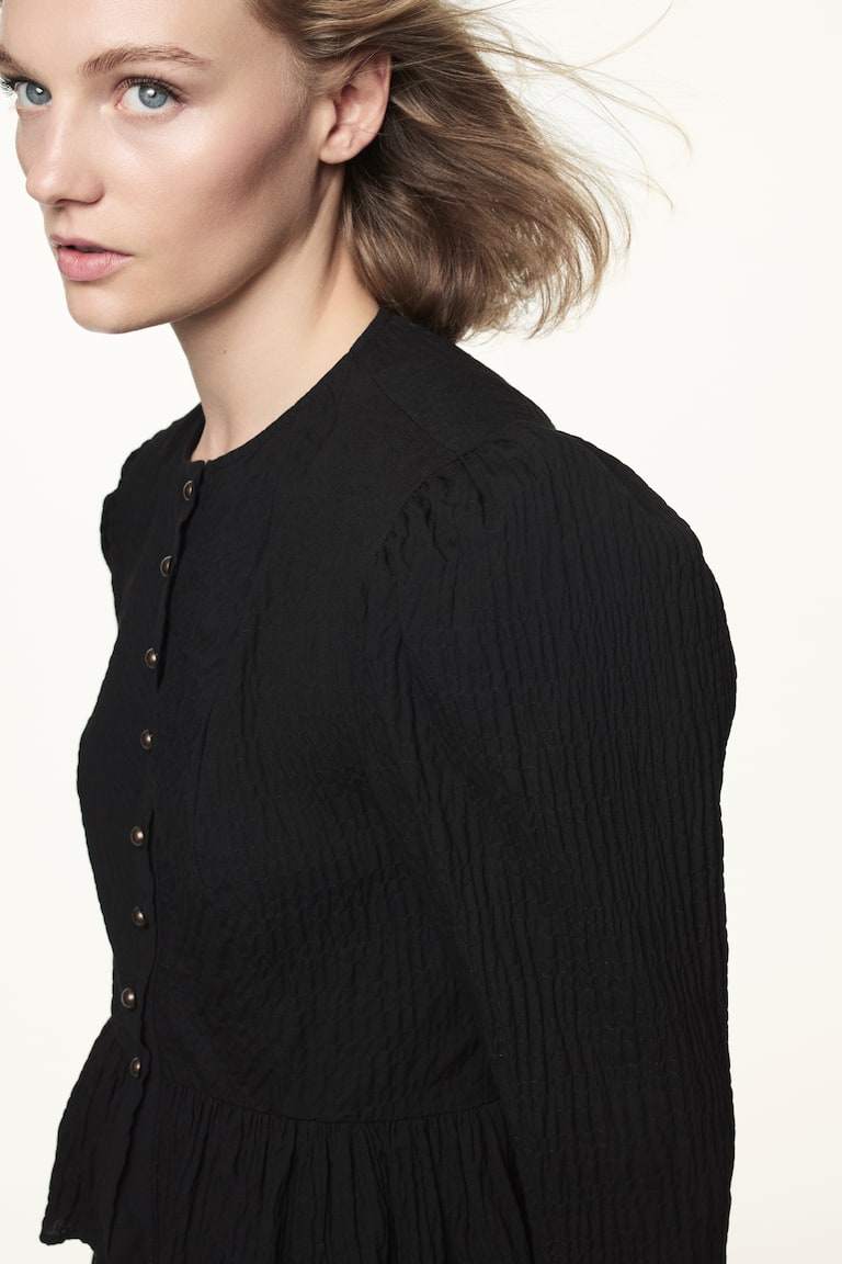 Bluza od reljefne tkanine sa volanom