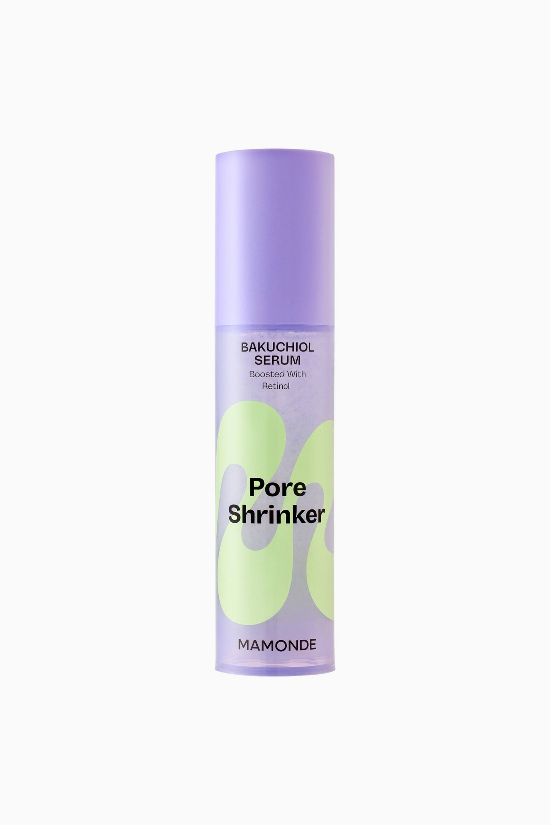 Visa större bild: En flaska Mamonde Bakuchiol Serum "Pore Shrinker" står upprätt och vänd framåt. Den halvgenomskinliga ljuslila flaskan har en solid lila kork och visar "BAKUCHIOL SERUM" och "Boosted With Retinol" i svart text. "Pore Shrinker" är tydligt tryckt i en större svart font över ljusgröna abstrakta former, och "MAMONDE" syns längst ner.