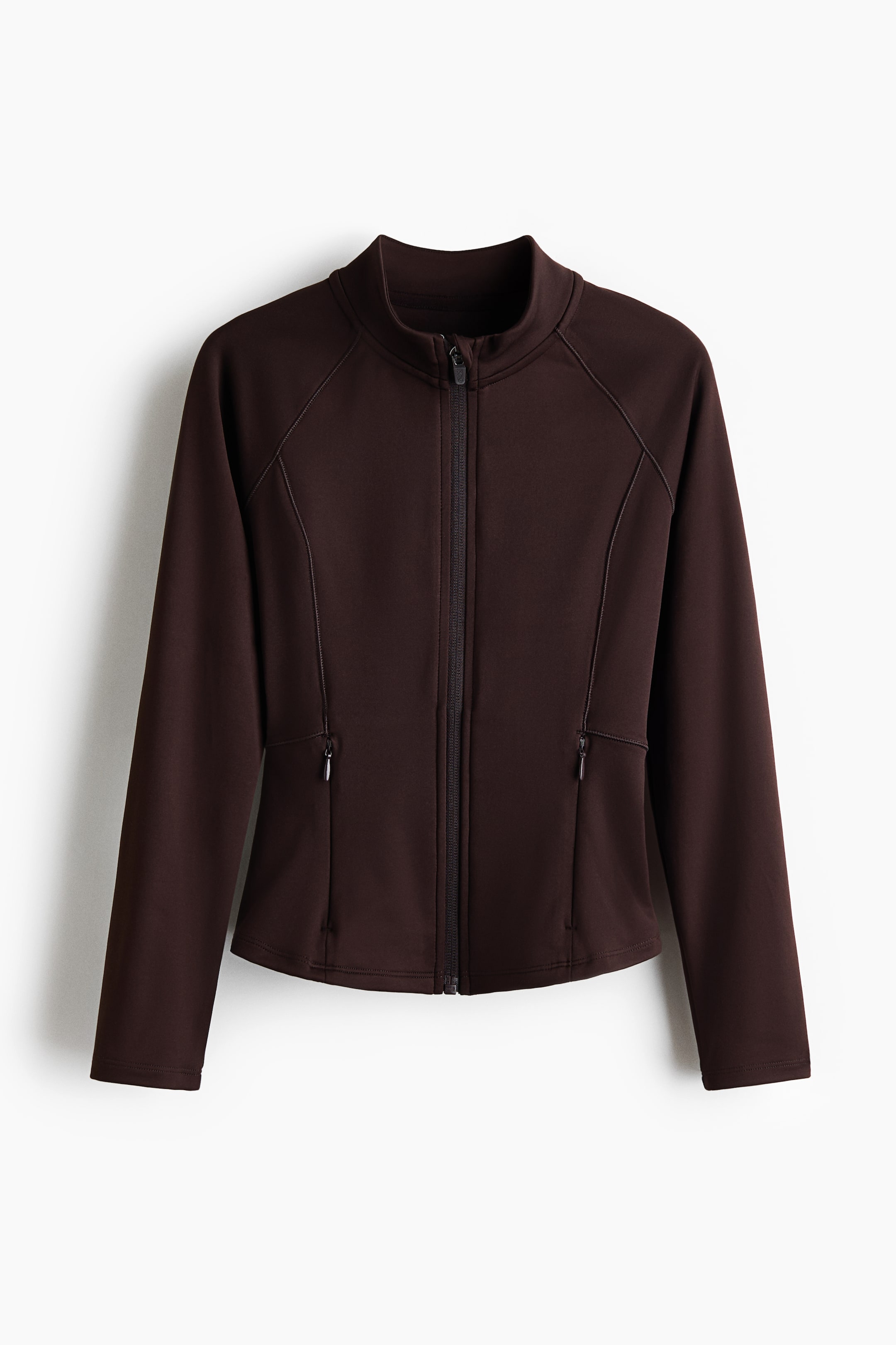 Visa större bild: En mörkbrun sportjacka med DryMove visas framifrån. Den har en ståkrage, en helsvart dragkedja och två sidofickor med dragkedja. Synliga raglansömmar och kroppspanelsömmar bidrar till dess struktur.