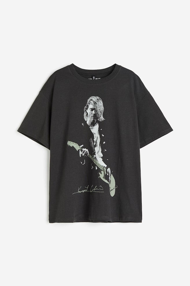 Oversized T-Shirt mit Print - Schwarz/Kurt Cobain/Dunkelgrau/Grateful Dead/Hellgrau/Micky Maus/Weiß/Wednesday/Schwarz/Wednesday/Dark grey/Blur/Hellblau/Oxford University/Beige/Red Hot Chili Peppers - 2
