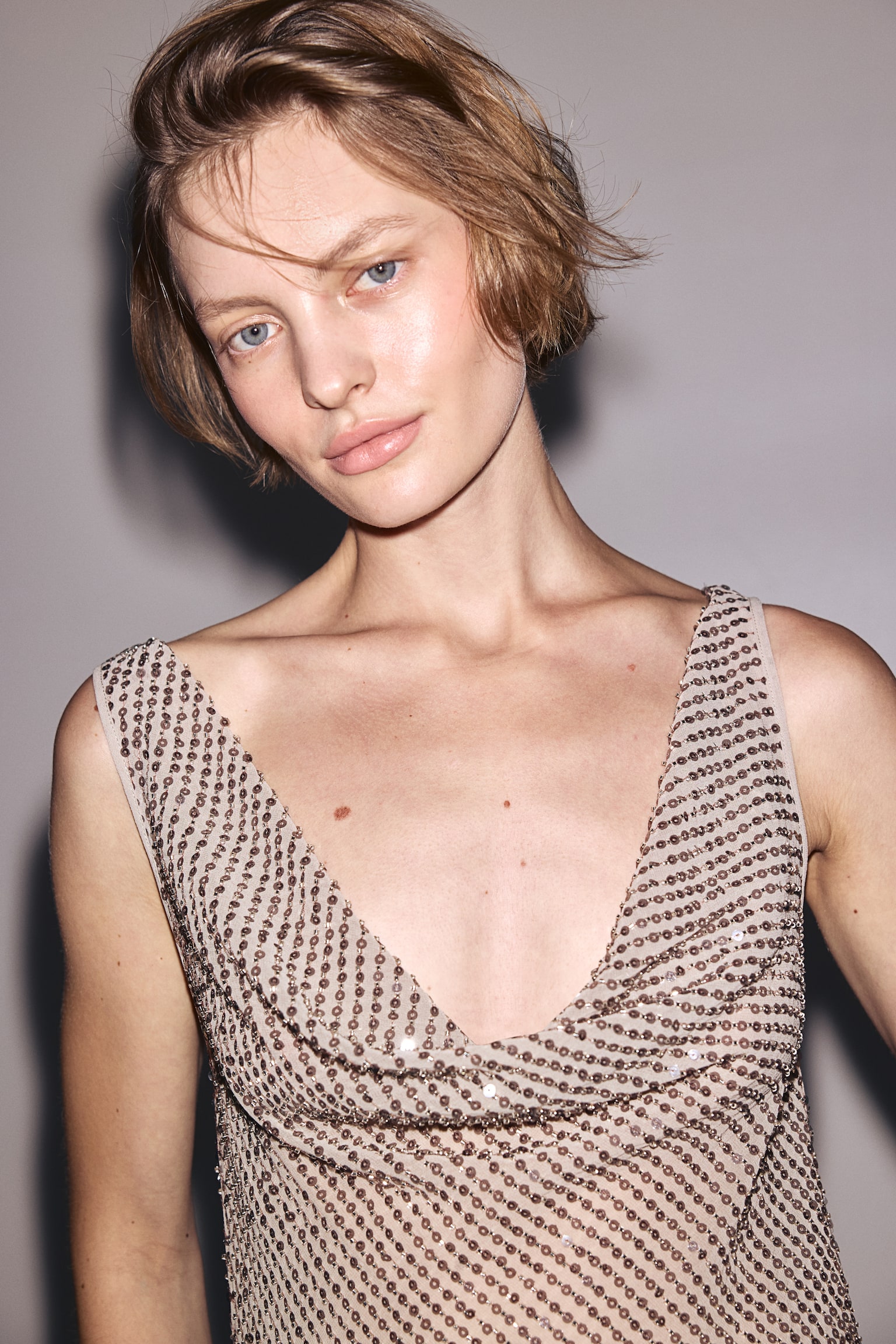 Flitrové šaty s hlbokým nariaseným výstrihom - Hnedosivá - 4