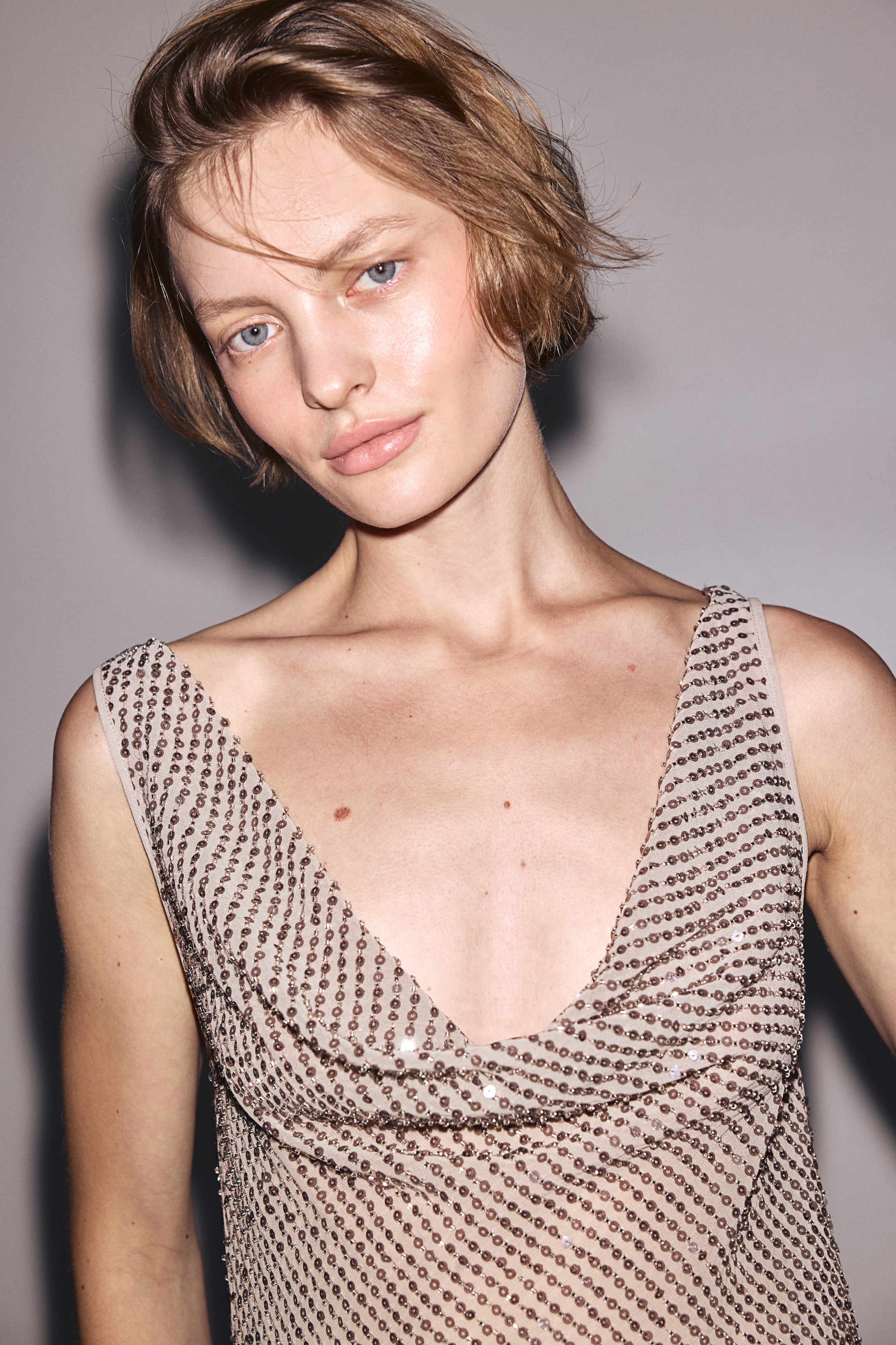 Ampliar la imagen: Vestido de lentejuelas con escote drapeado - Gris pardo - Ladies | H&M MX 2