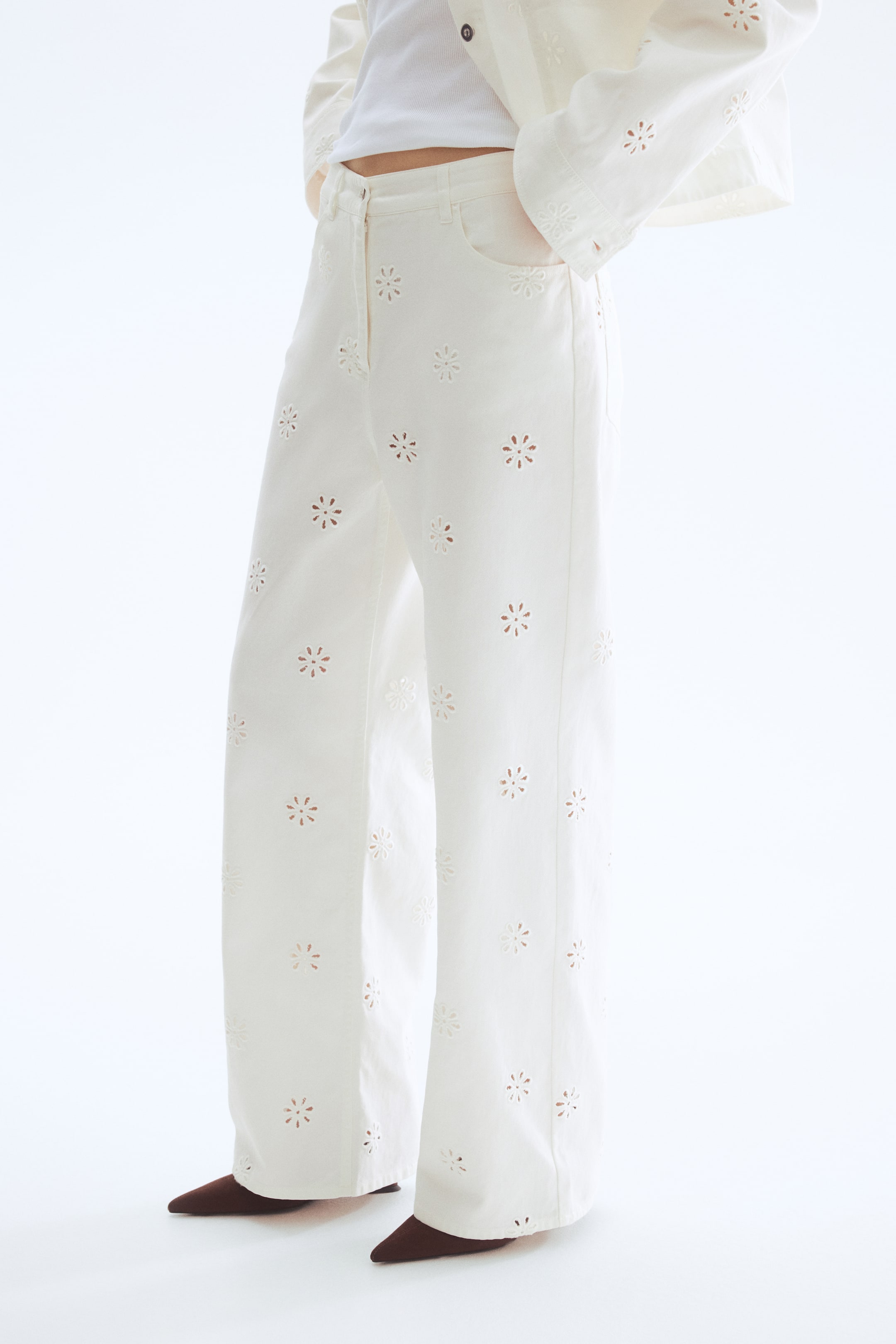 Pantalon en sergé avec broderie anglaise