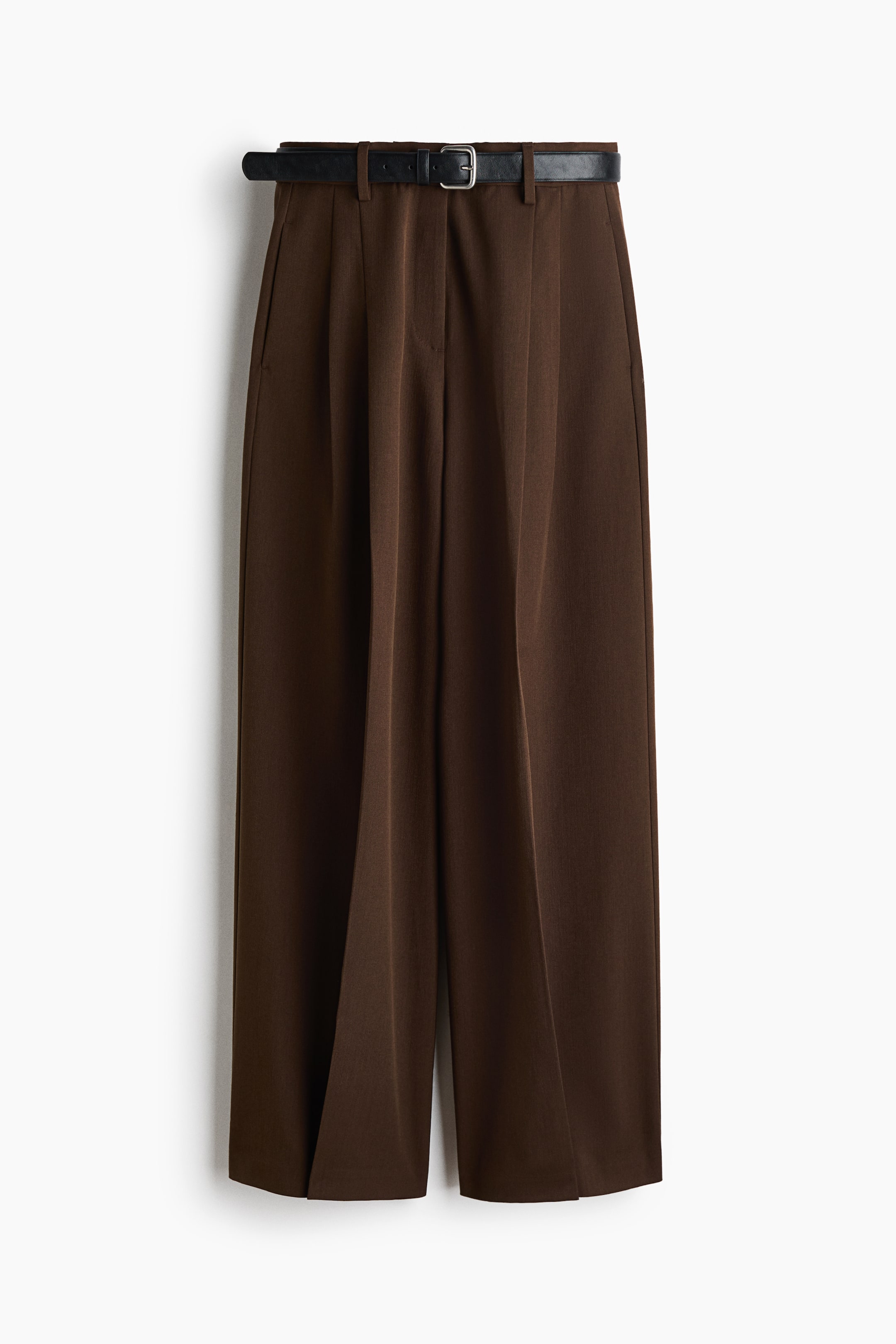 Größeres Bild anzeigen: Braune Weitbein-Hose ist von vorne dargestellt und verfügt über Falten an der Taille sowie einen schwarzen Gürtel mit silberner Schnalle, der durch die Gürtelschlaufen getragen wird.