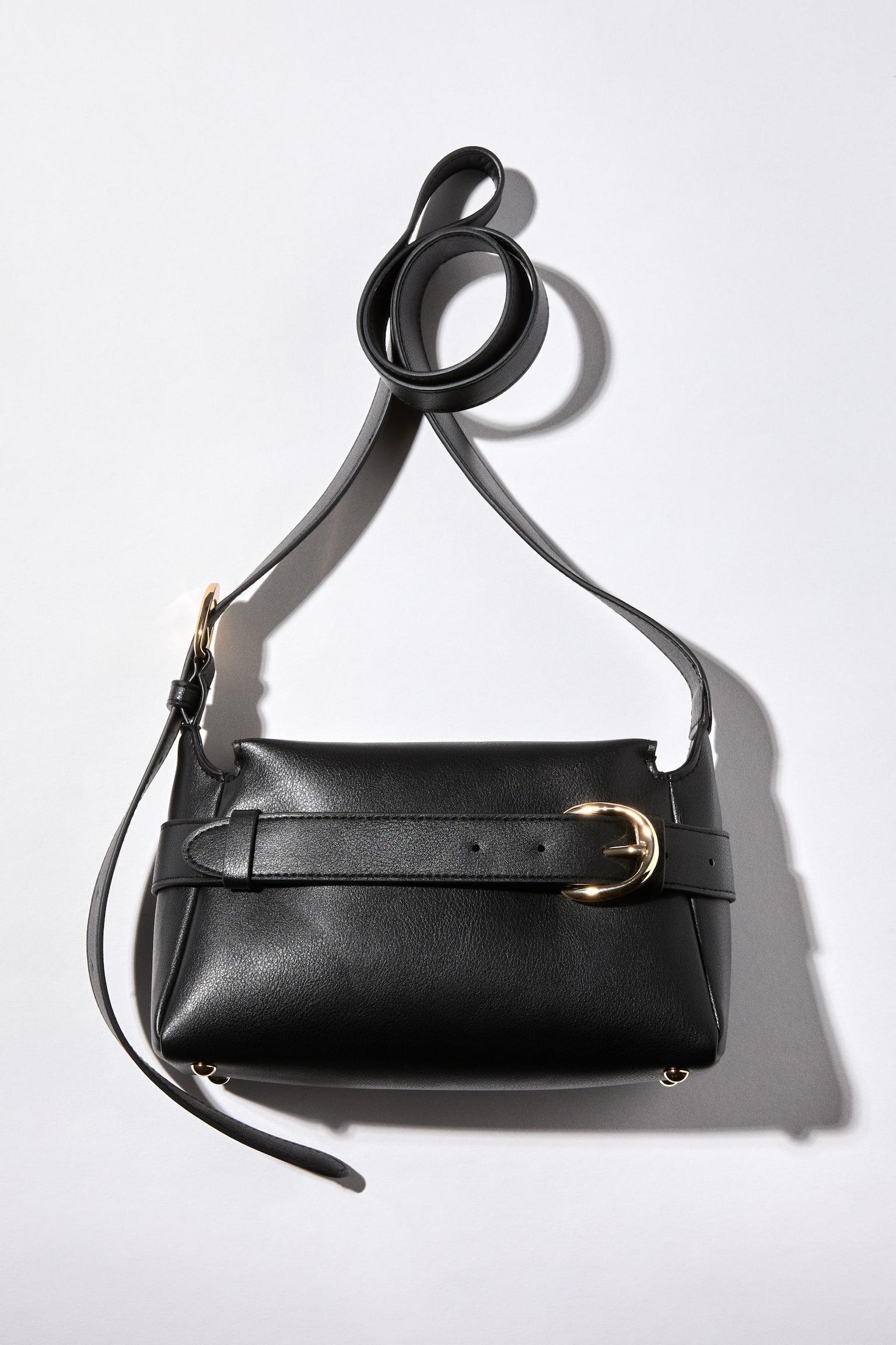 Strap-detail crossbody bag - שחור - 1