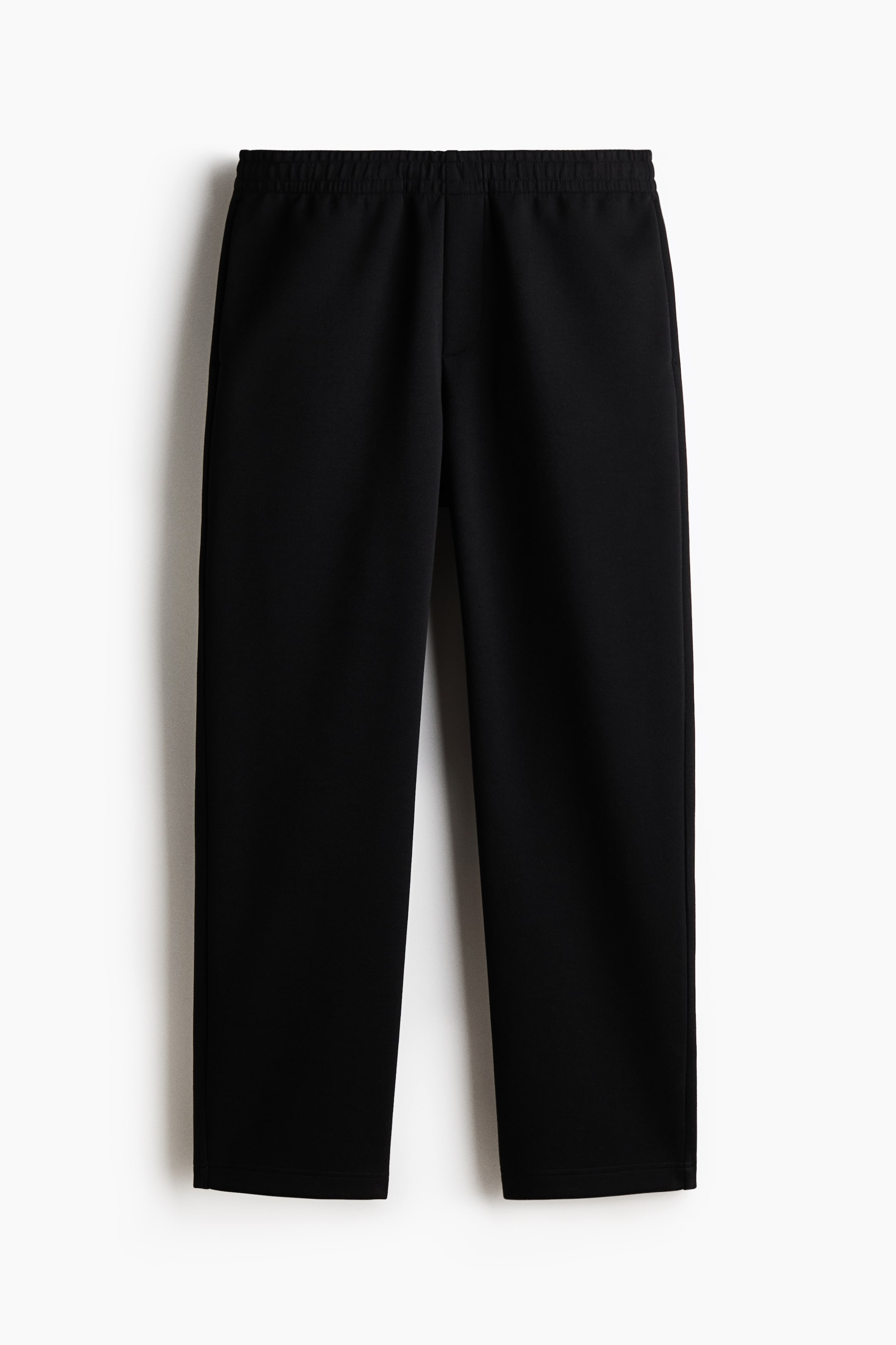 Agrandir l'image: Pantalon noir présenté de face, doté d'une taille élastiquée et d'une jambe droite et ample avec un ourlet simple.