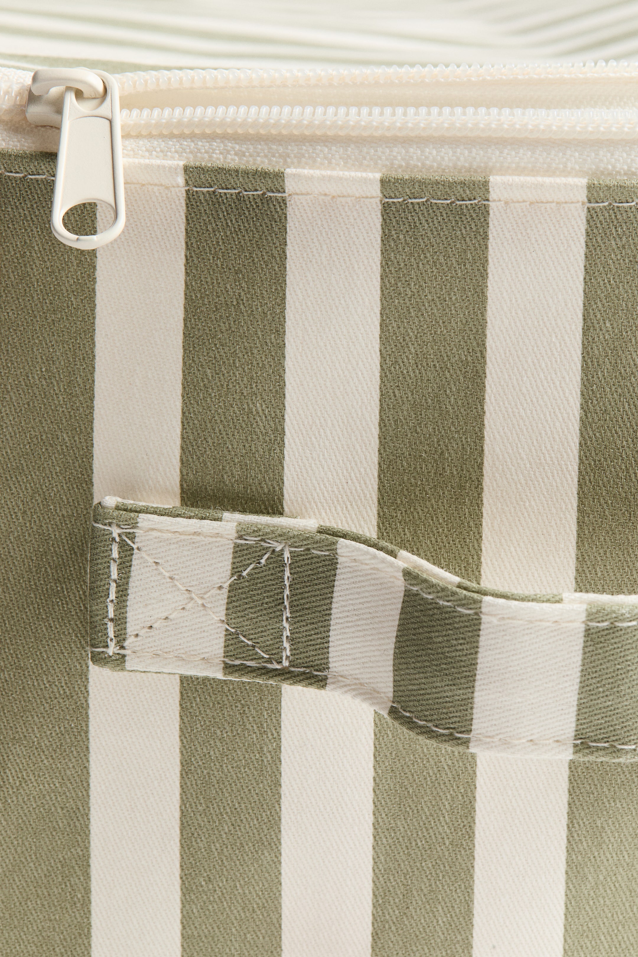 הצגת תמונה גדולה יותר: סלסילת אחסון עם מכסה לצעצועים - ירוק/פסים - Home All | H&M IL 3