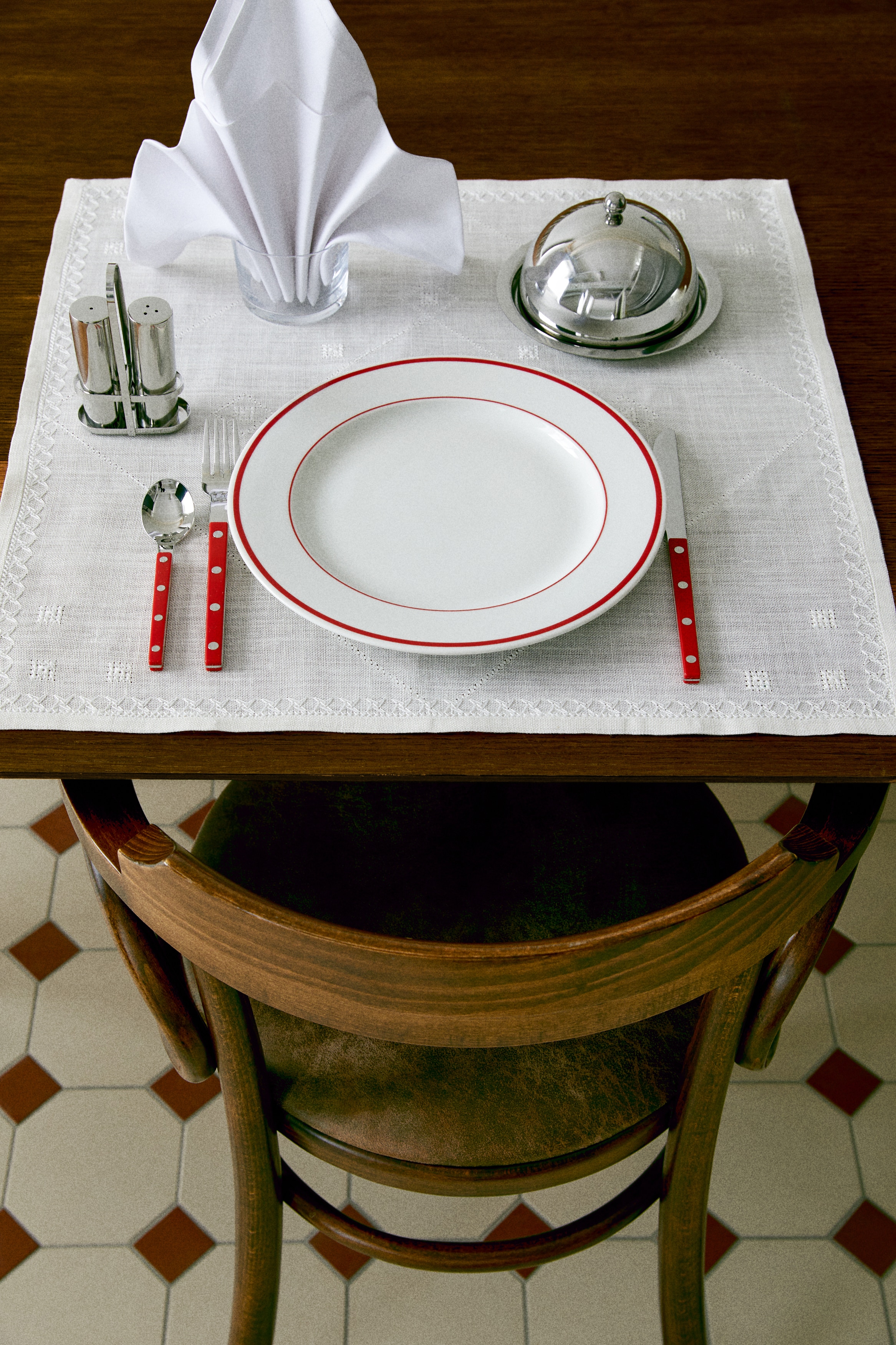 2-pack porcelain dinner plates - White/Red/White/Black