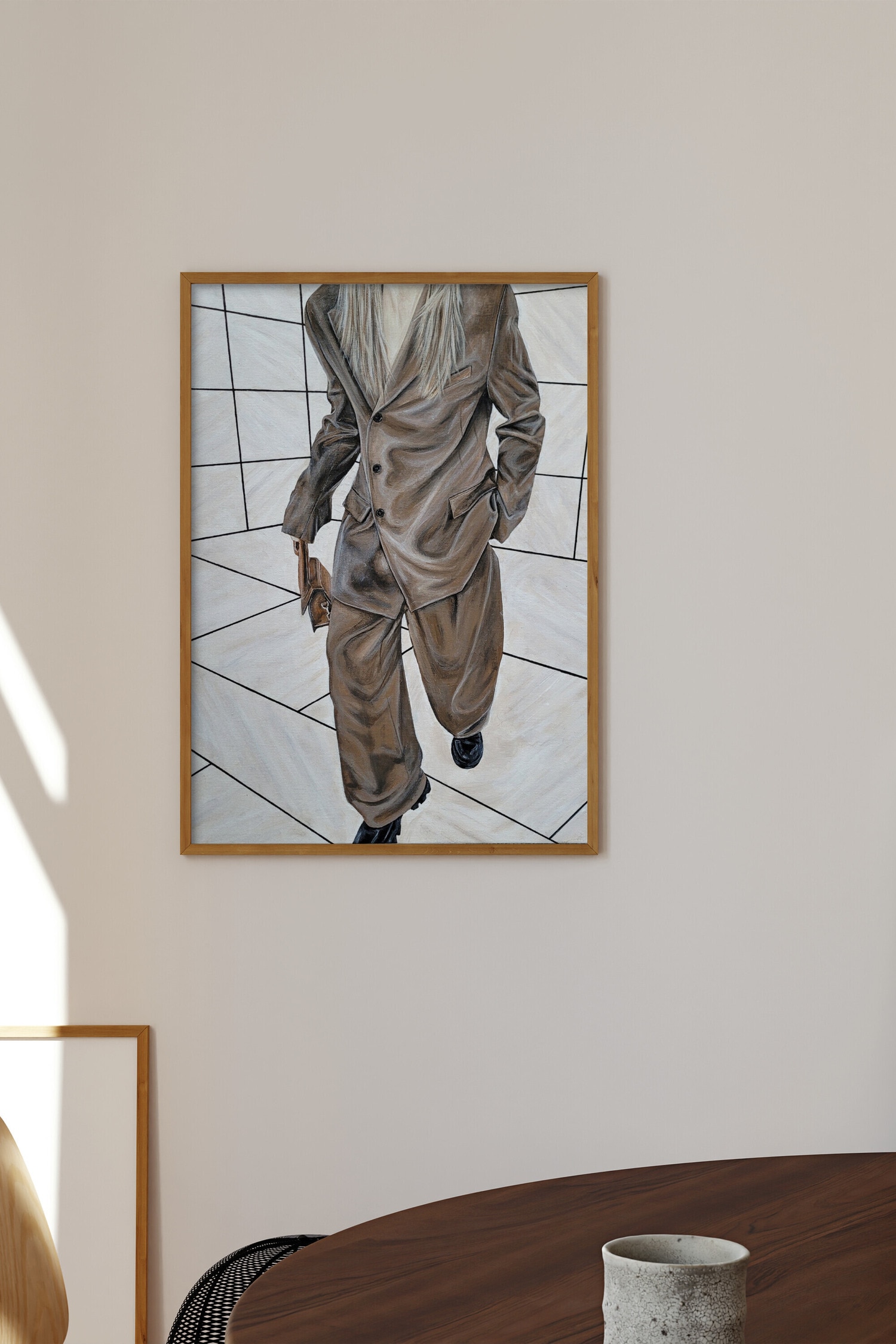 Een oversized, bruin broekpak met enkele rij knopen wordt gedragen door een figuur die naar voren loopt, waarbij de ontspannen pasvorm en de soepel vallende structuur worden geaccentueerd. Het pak heeft een blazer met drie knopen, revers met inkeping en klepzakken, gecombineerd met bijpassende broek met wijde pijpen.