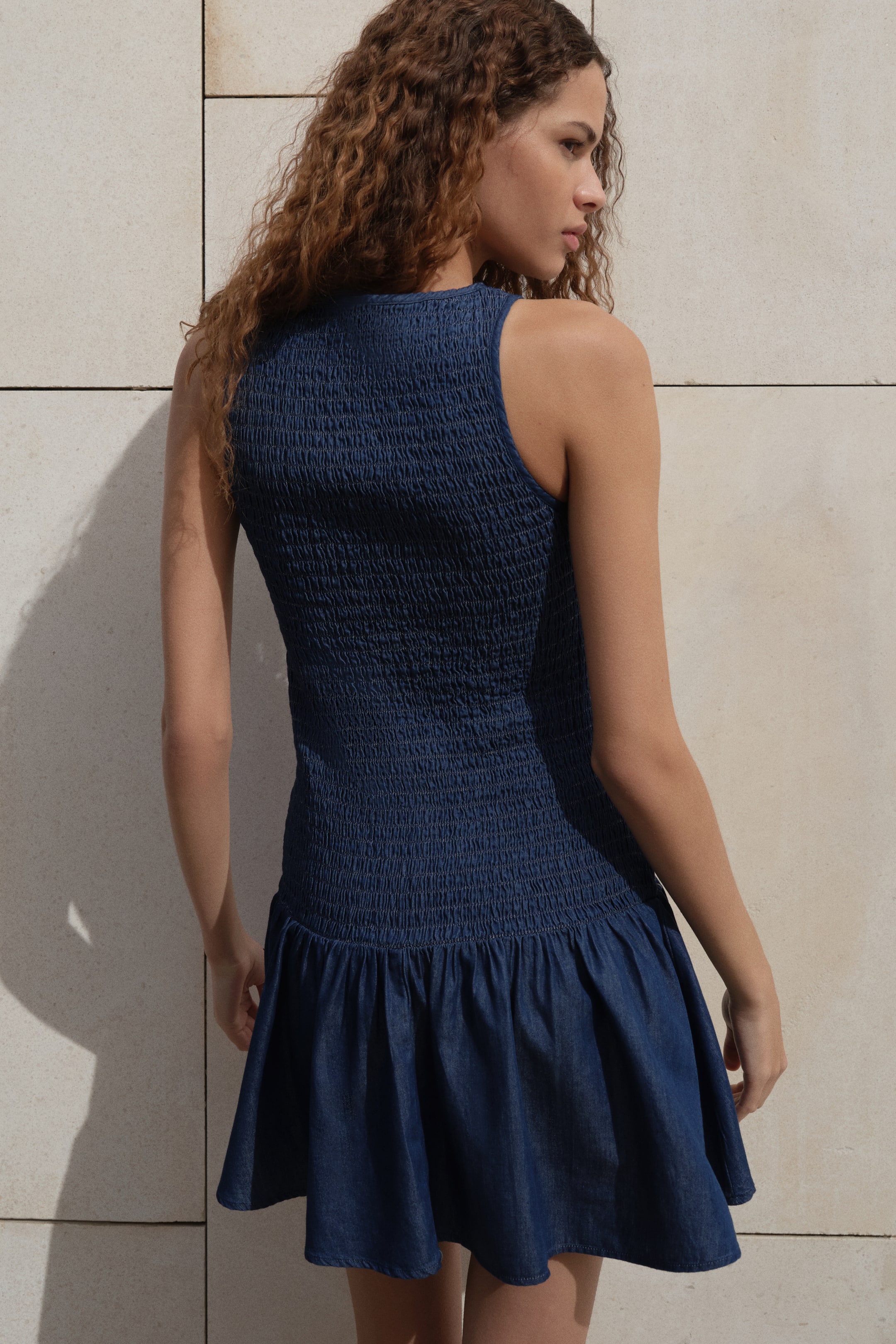 Женские платья H&M Smocked Denim Dress — фото 4