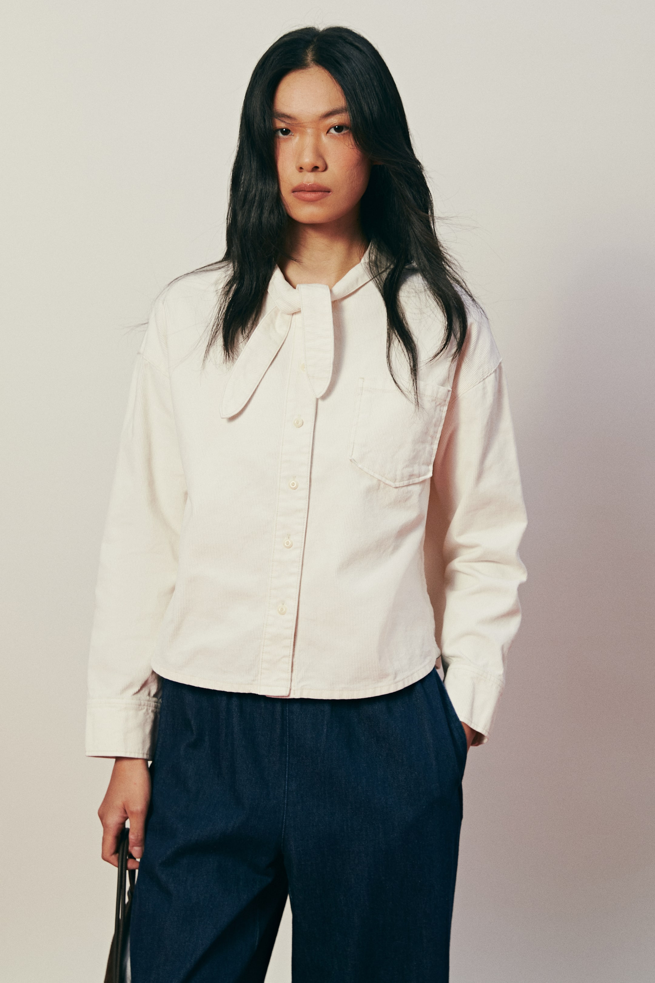 拡大画像を表示: スカーフカラー コーデュロイシャツ - クリーム - レディース | H&M JP 5