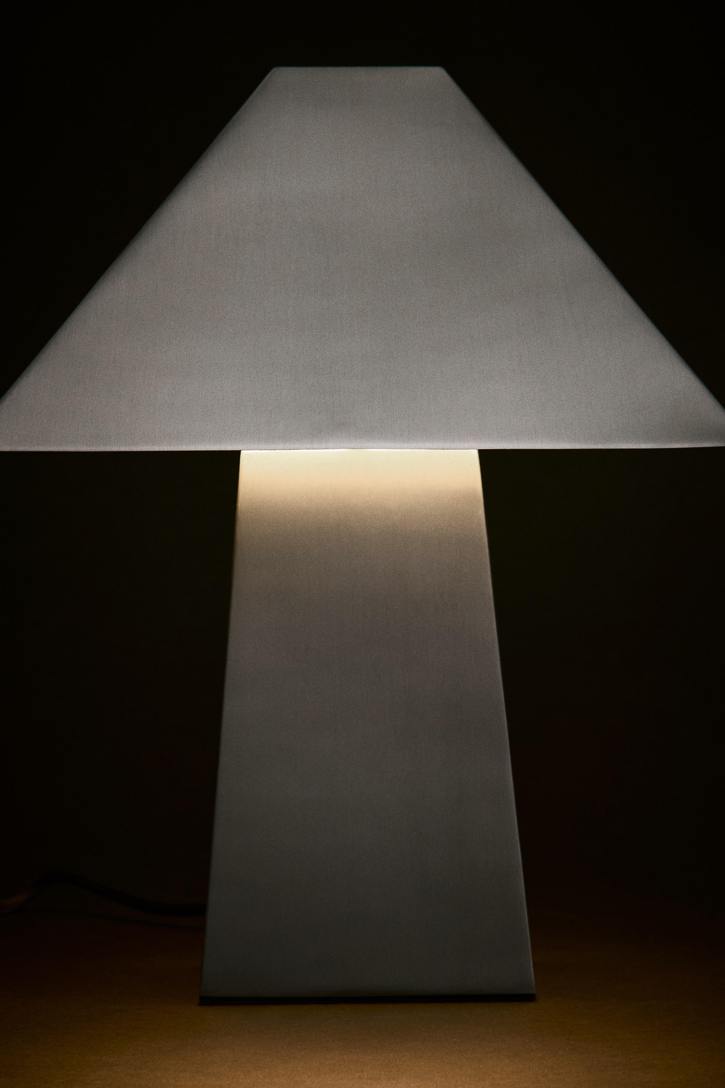 Geometryczna metalowa lampa stołowa - Srebrzysty