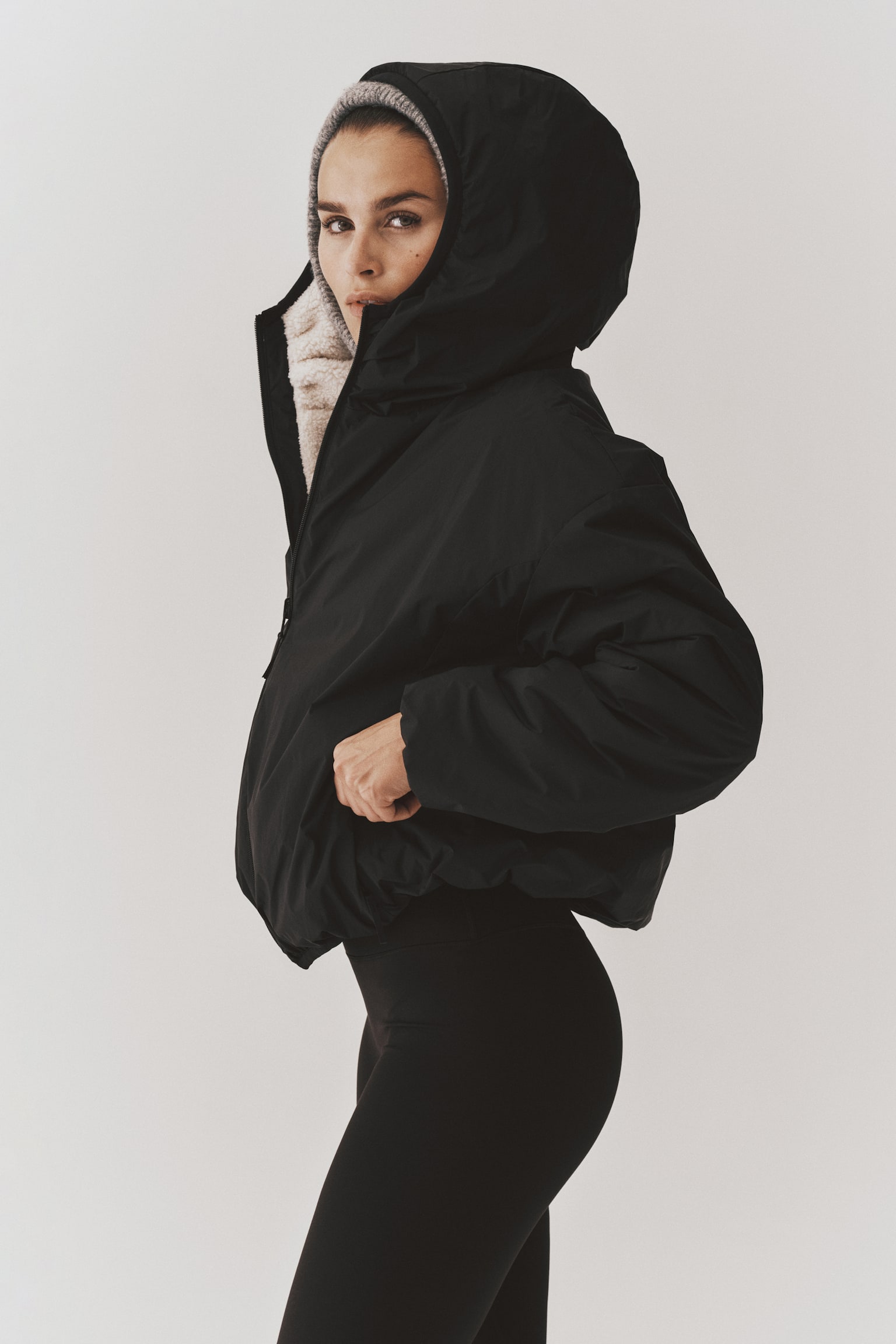 Женская куртка H&M Warm Reversible Activewear, цвет: Чёрный / Кремовый — фото 7