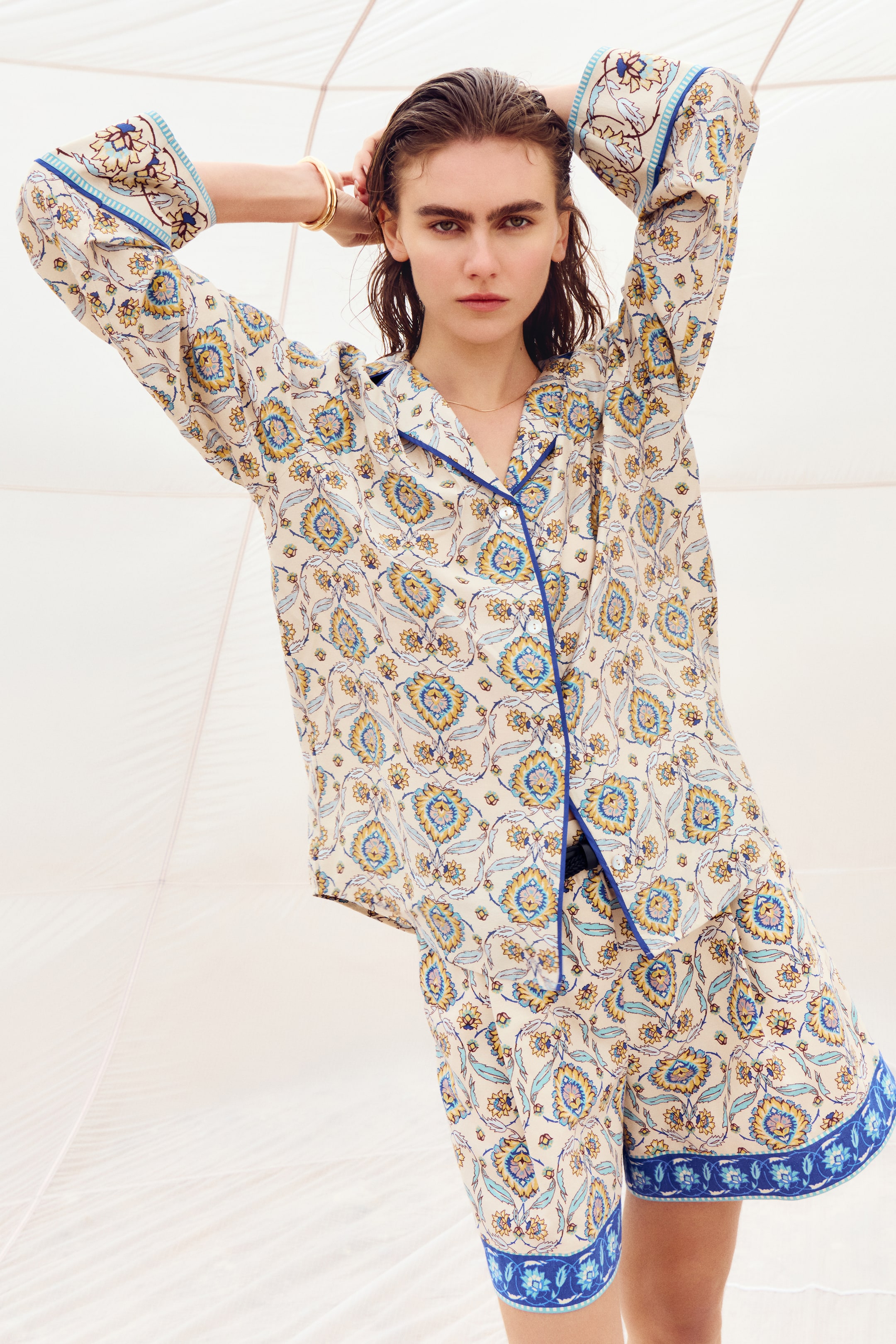 הצגת תמונה גדולה יותר: מכנסיים קצרים מתערובת פשתן עם חגורה - בז' בהיר/דוגמה - Ladies | H&M IL 1