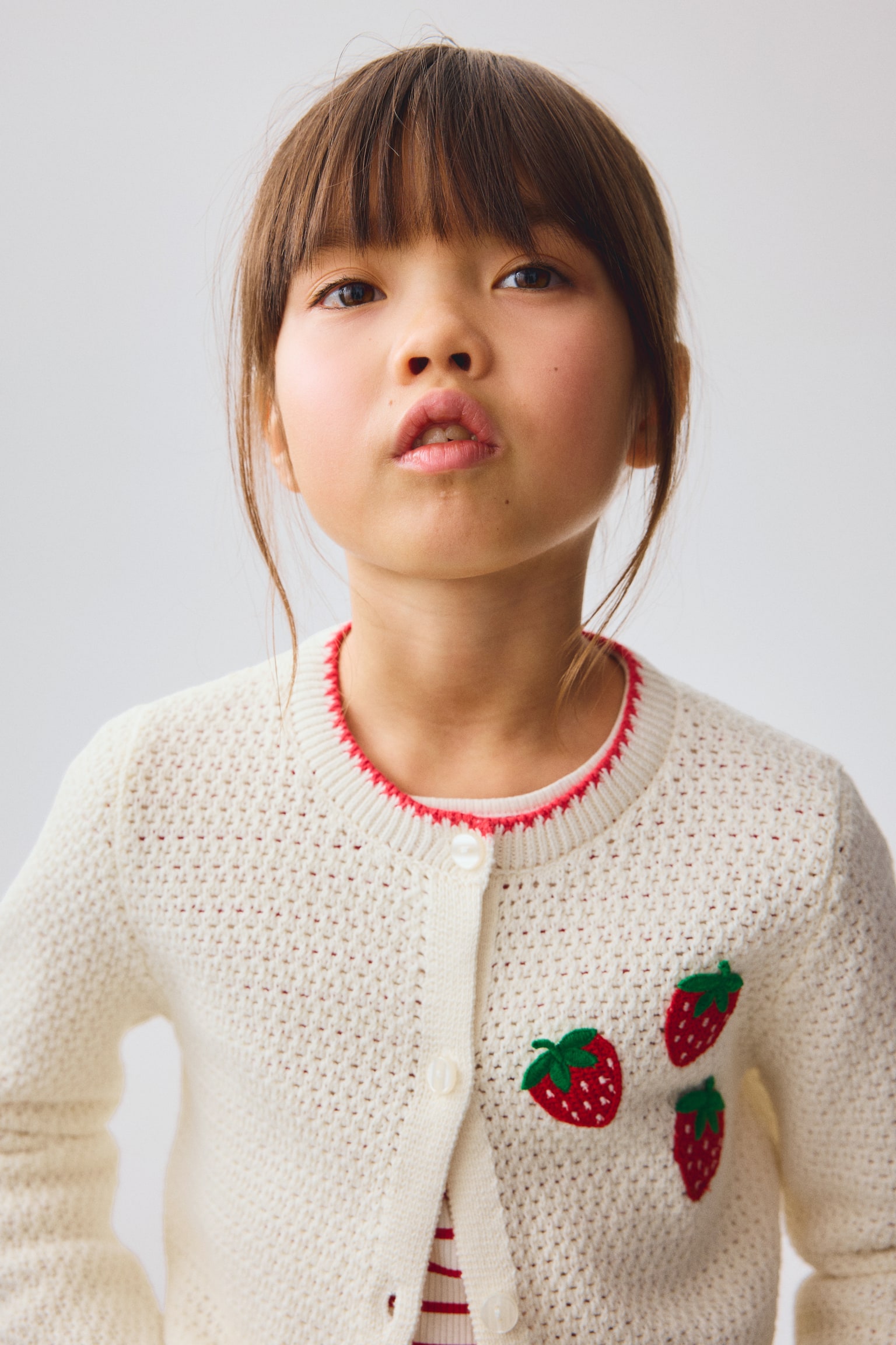 Bestickter Cardigan in Ajourstrick - Cremefarben/Erdbeeren - 3