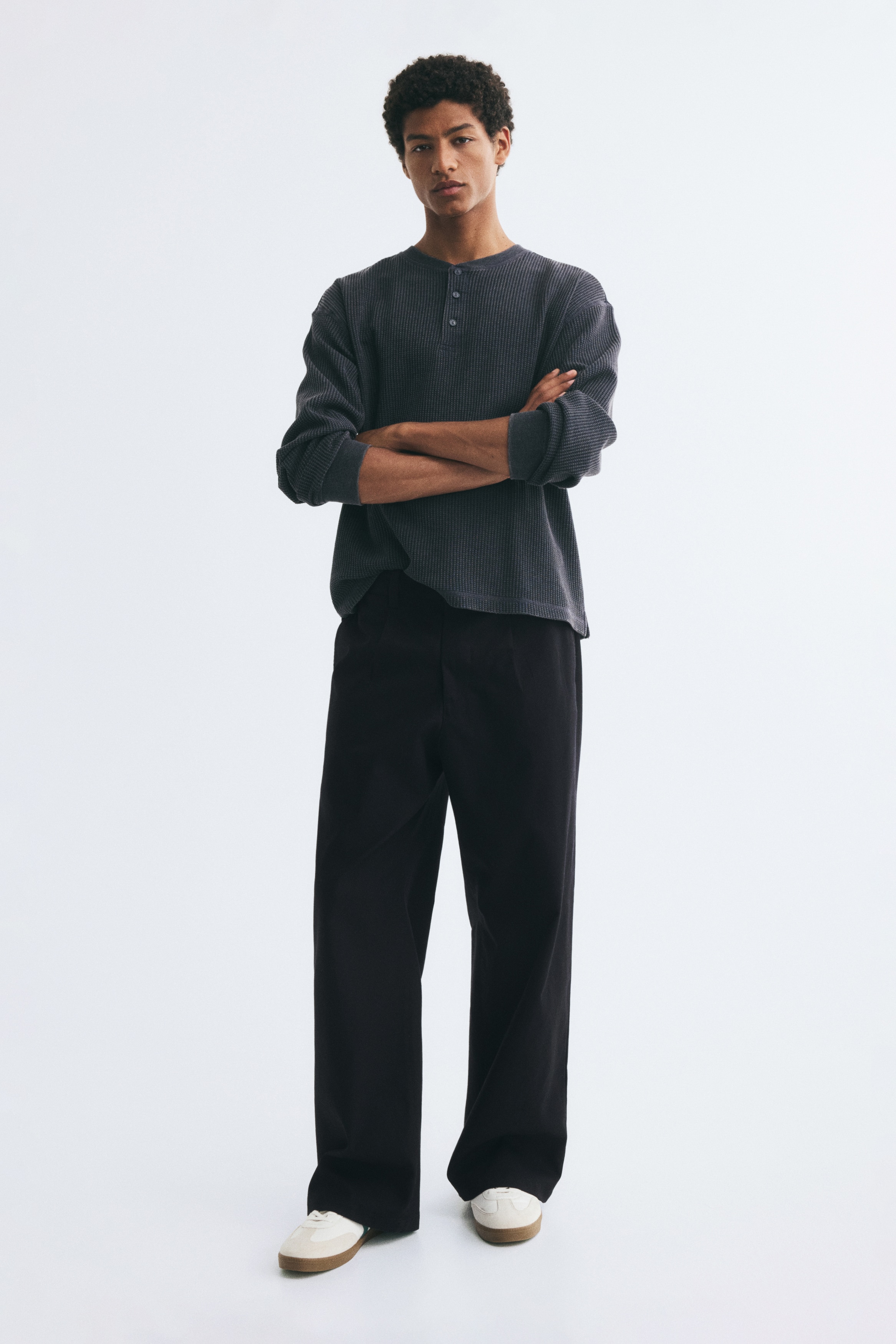 Spodnie chinos Loose FitModel