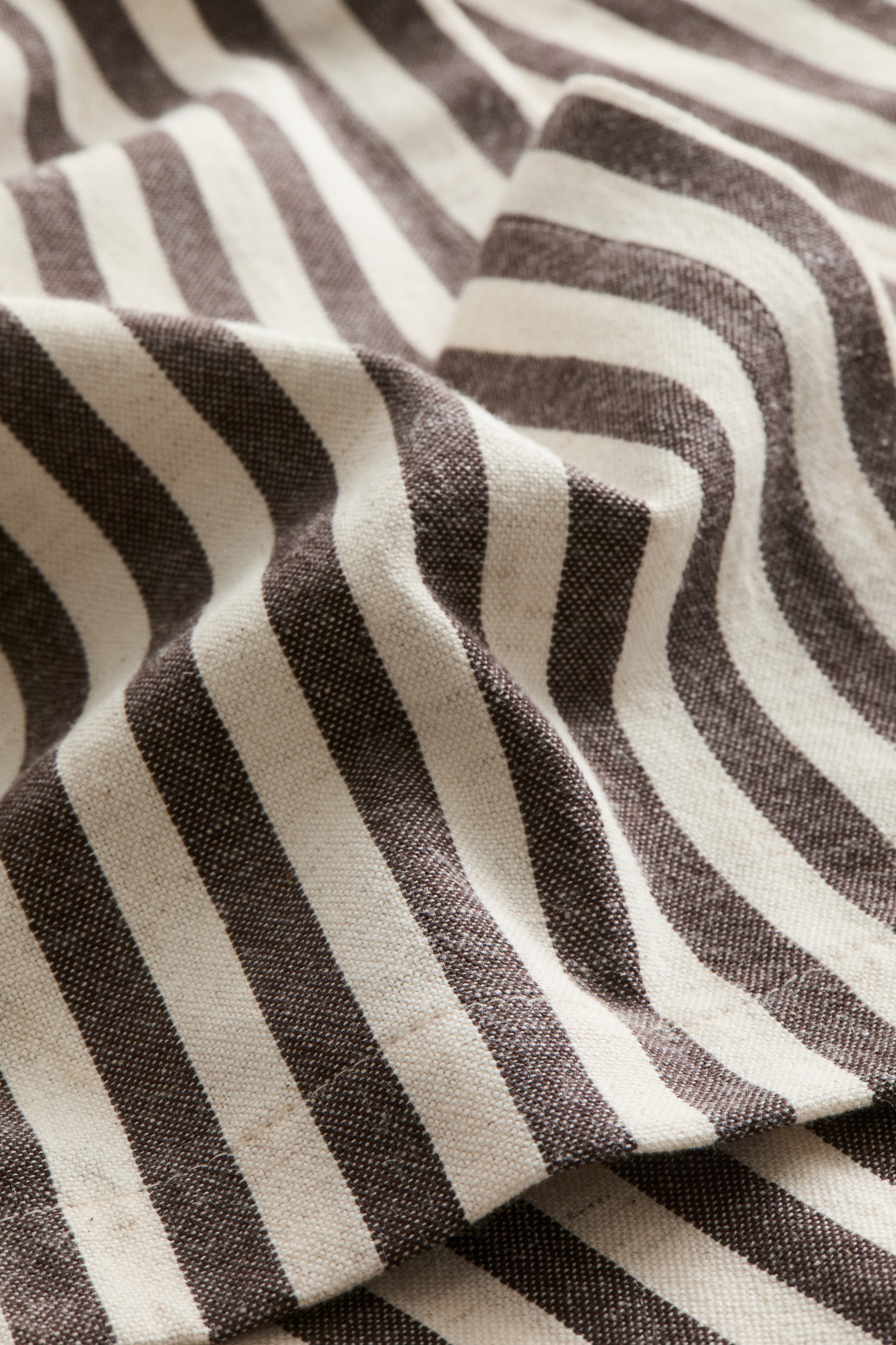 Grotere afbeelding bekijken: Tafelkleed van linnenmix - Donkerbruin/gestreept - HOME | H&M BE 3
