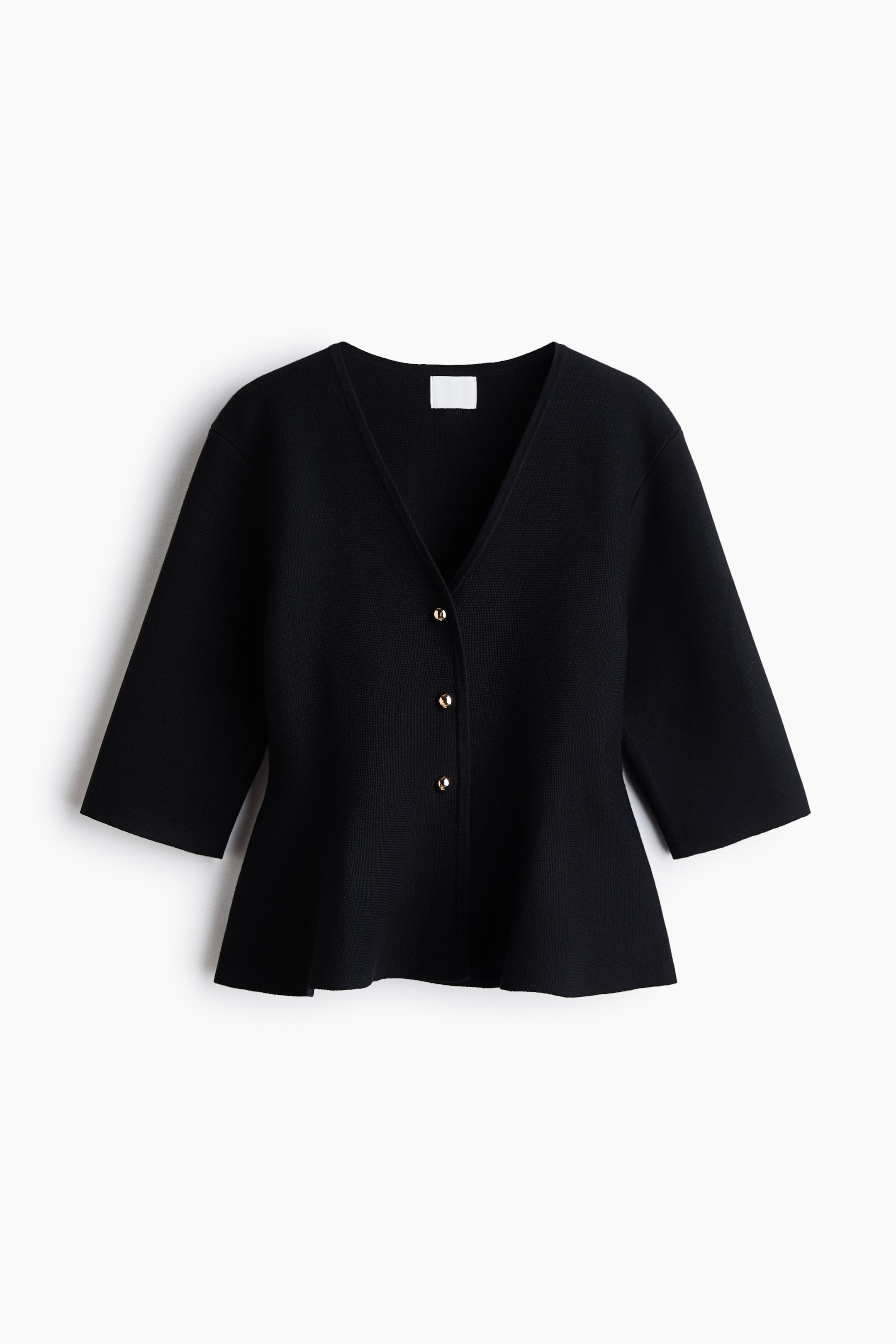 Größeres Bild ansehen: Eine schwarze, figurbetonte Strickjacke in Feinstrick ist von vorne zu sehen. Sie verfügt über einen V-Ausschnitt, goldfarbene Knöpfe auf der Vorderseite, 3/4-Ärmel und einen leicht ausgestellten Peplum-Saum.