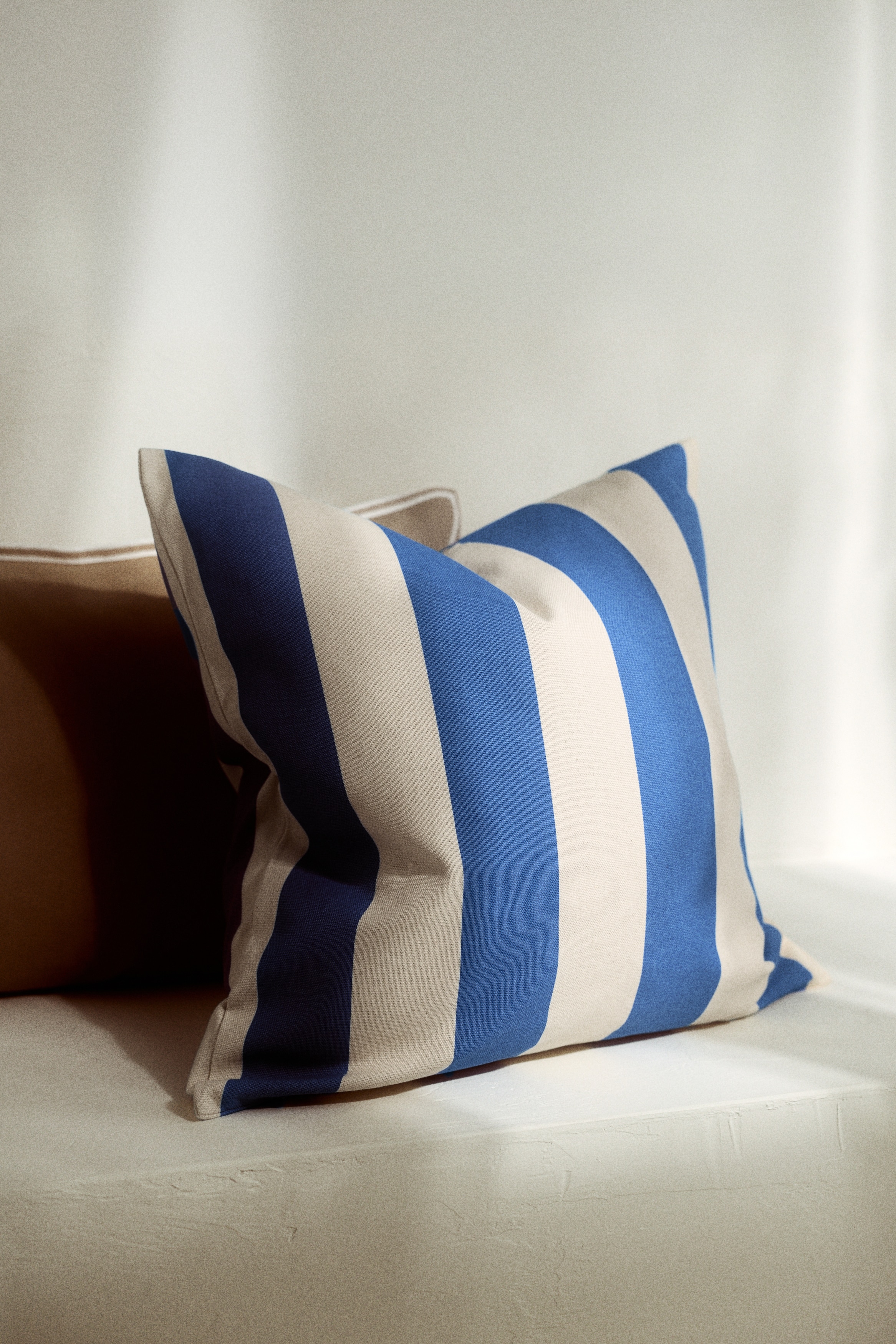 コットンキャンバスクッションカバー - ブライトブルー／ストライプ/ベージュ／ストライプ/ダークグレー／ストライプ/レッド／ストライプ/ダークグリーン／ストライプ