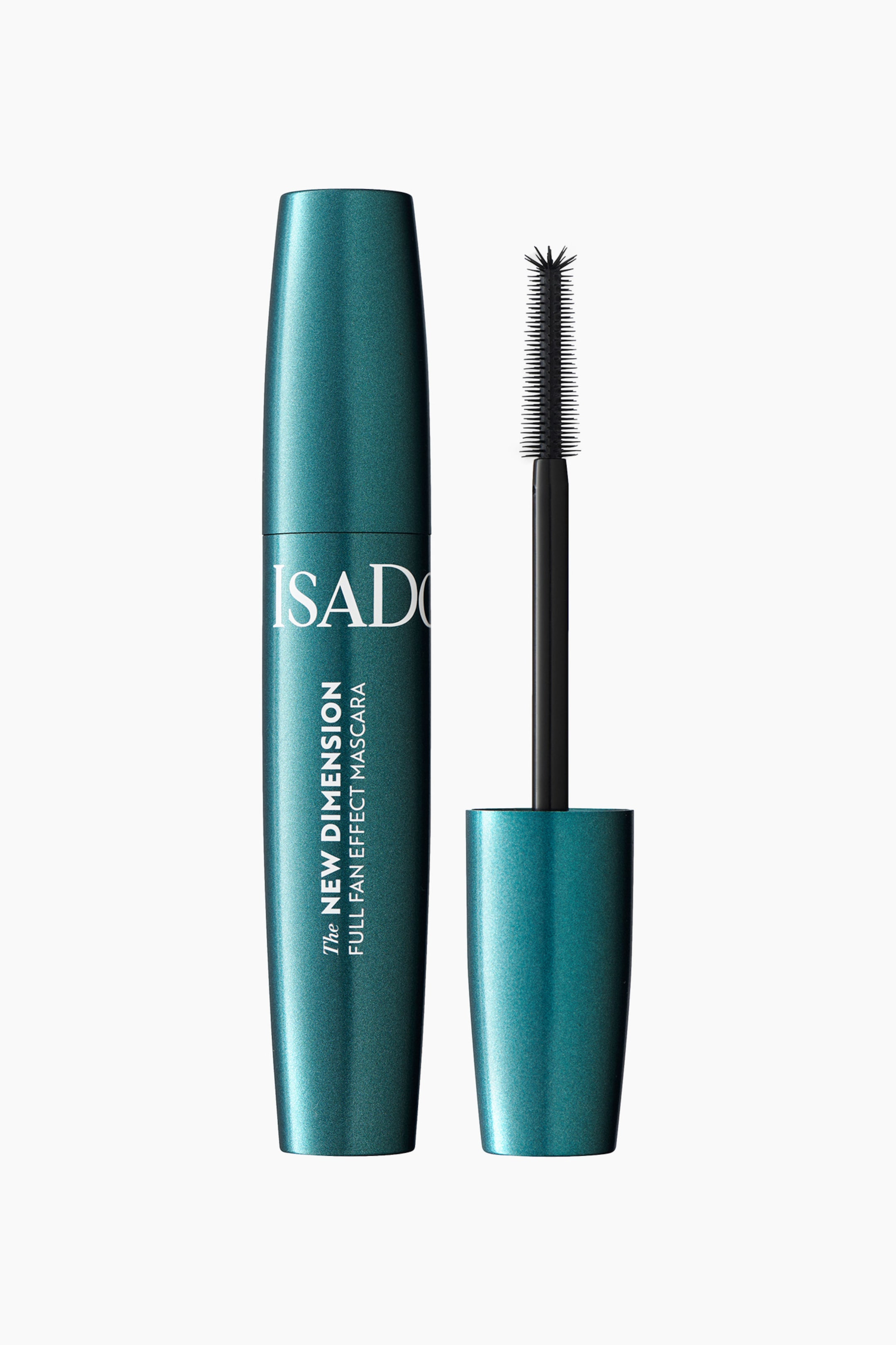 Vis større bilde: Et skimrende blågrønt maskarahylster står oppreist, med "ISADORA The NEW DIMENSION FULL FAN EFFECT MASCARA" på siden. Børsten med svarte børstehår, tatt ut av hylsteret, står oppreist til høyre.