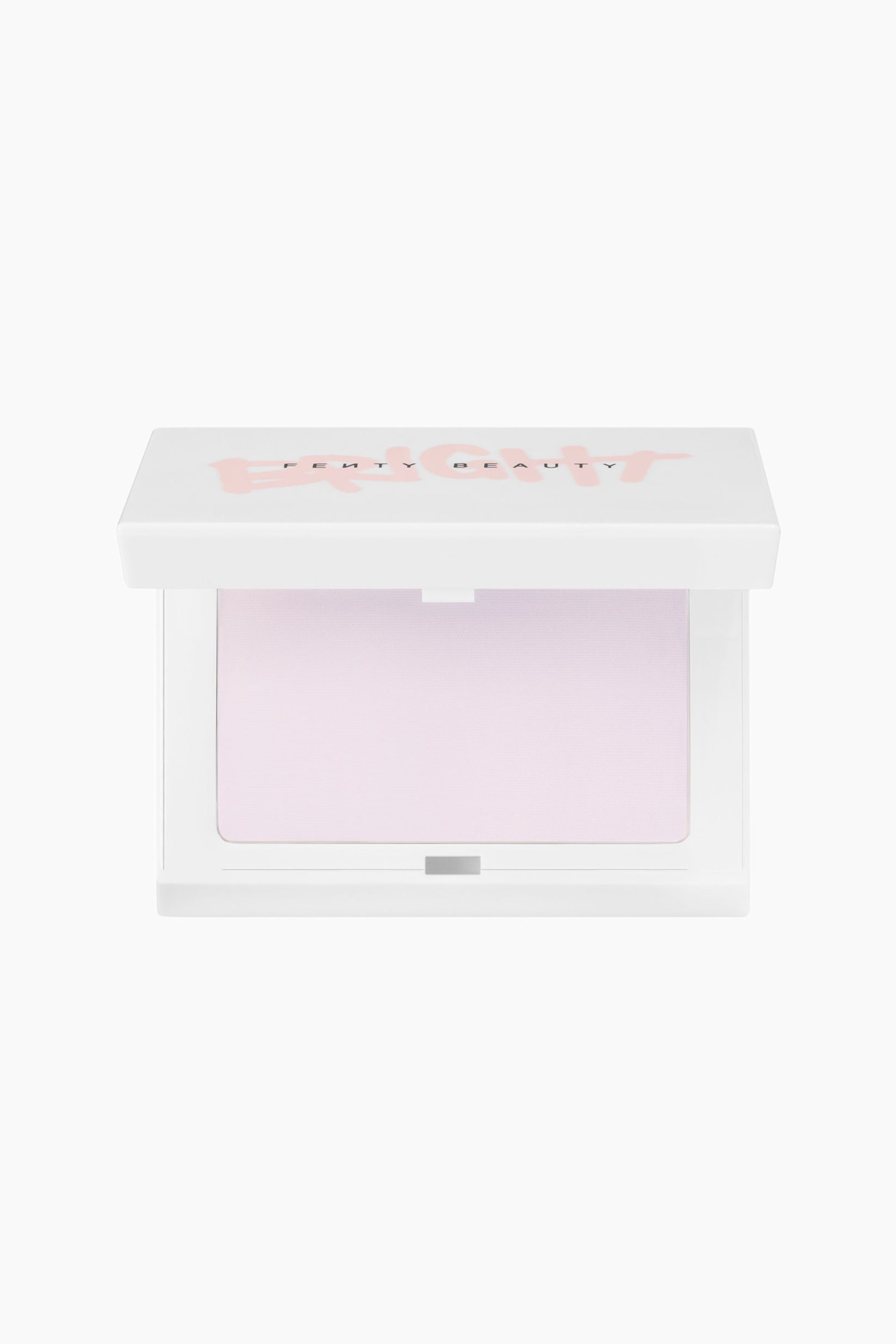 Näytä suurempi kuva: Bright Fix Instant Brightening + Blurring Powder näkyy avoimessa, valkoisessa suorakulmaisessa kompaktissa, joka on suunnattu suoraan eteenpäin. Kompaktissa on sileä, suorakulmainen panos vaalean laventelinroosaa puristettua puuteria, ja osittain koholla oleva kansi näyttää Fenty Beauty -logon vaaleanpunaisen grafiikan päällä.