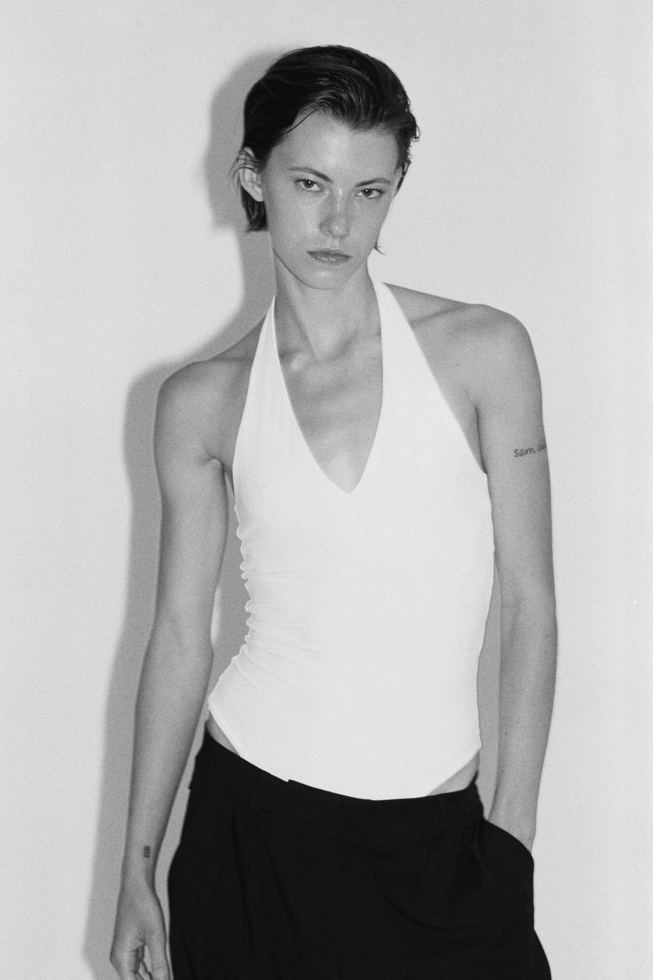 Se større billede: Sculpting halterneck-body med G-streng - Hvid - DAME | H&M DK 1