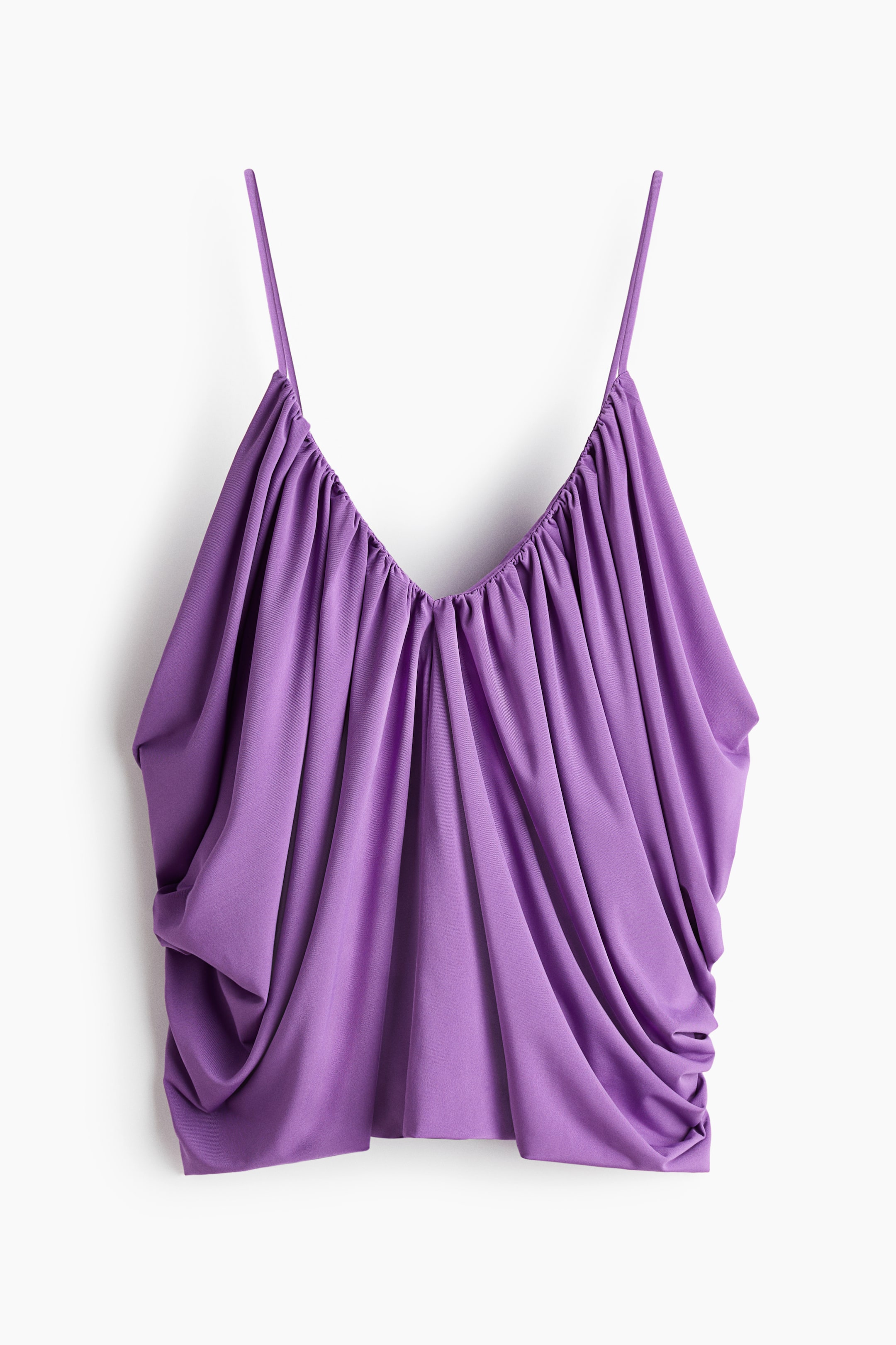 Ver imagen más grande: El top morado presenta un escote en V con finos tirantes tipo espagueti, y un amplio fruncido y drapeado crean una silueta fluida en su parte delantera.