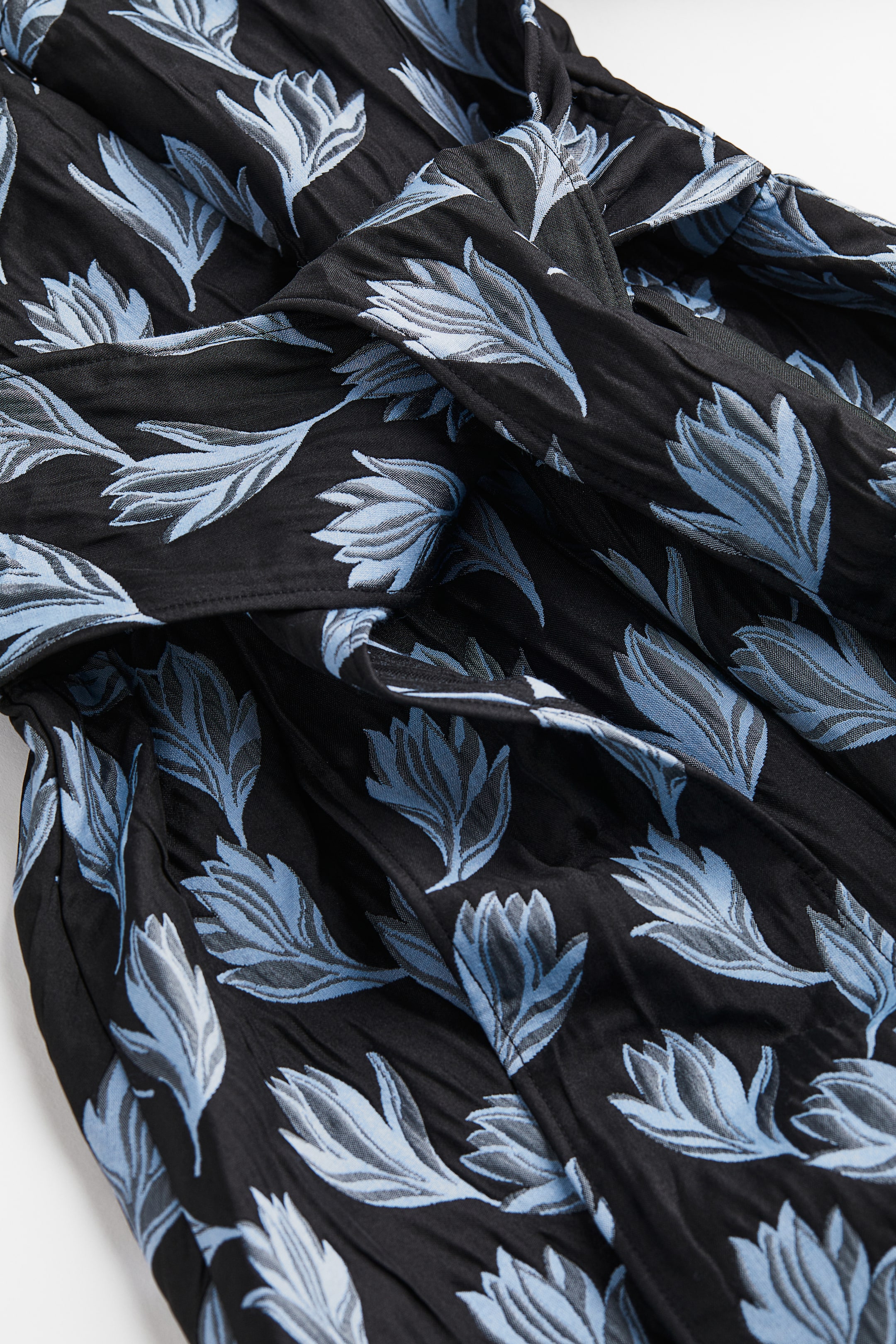 拡大画像を表示: パフスリーブワンピース - ブラック／フローラル - レディース | H&M JP 2