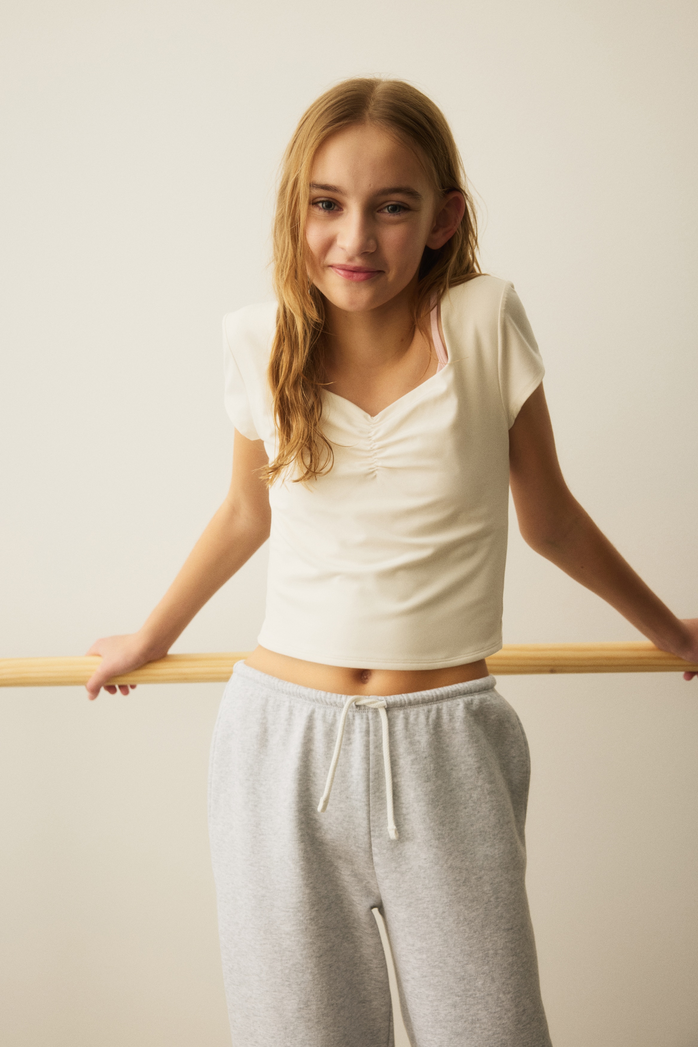 Cropped sports top with SoftMove™ - Cremefarben/Schwarz