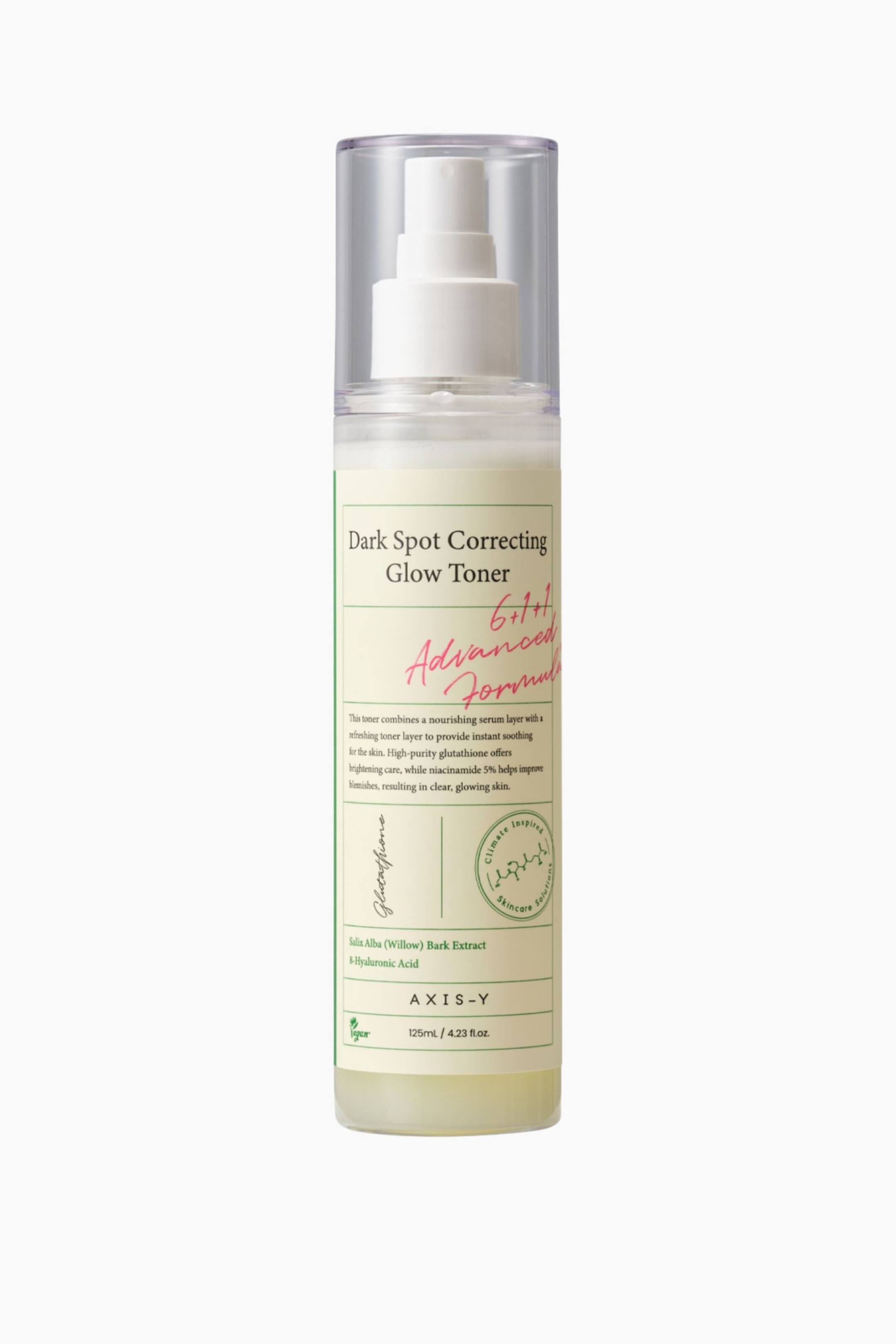 Visa större bild: En cylindrisk, genomskinlig flaska med "Dark Spot Correcting Glow Toner" från AXIS-Y står upprätt och innehåller en ljusgul vätska. Den har en ljusgrön etikett med uppgiften "125 ml / 4,23 fl. oz." och är försedd med en vit spraypump, täckt av en transparent plastkork.