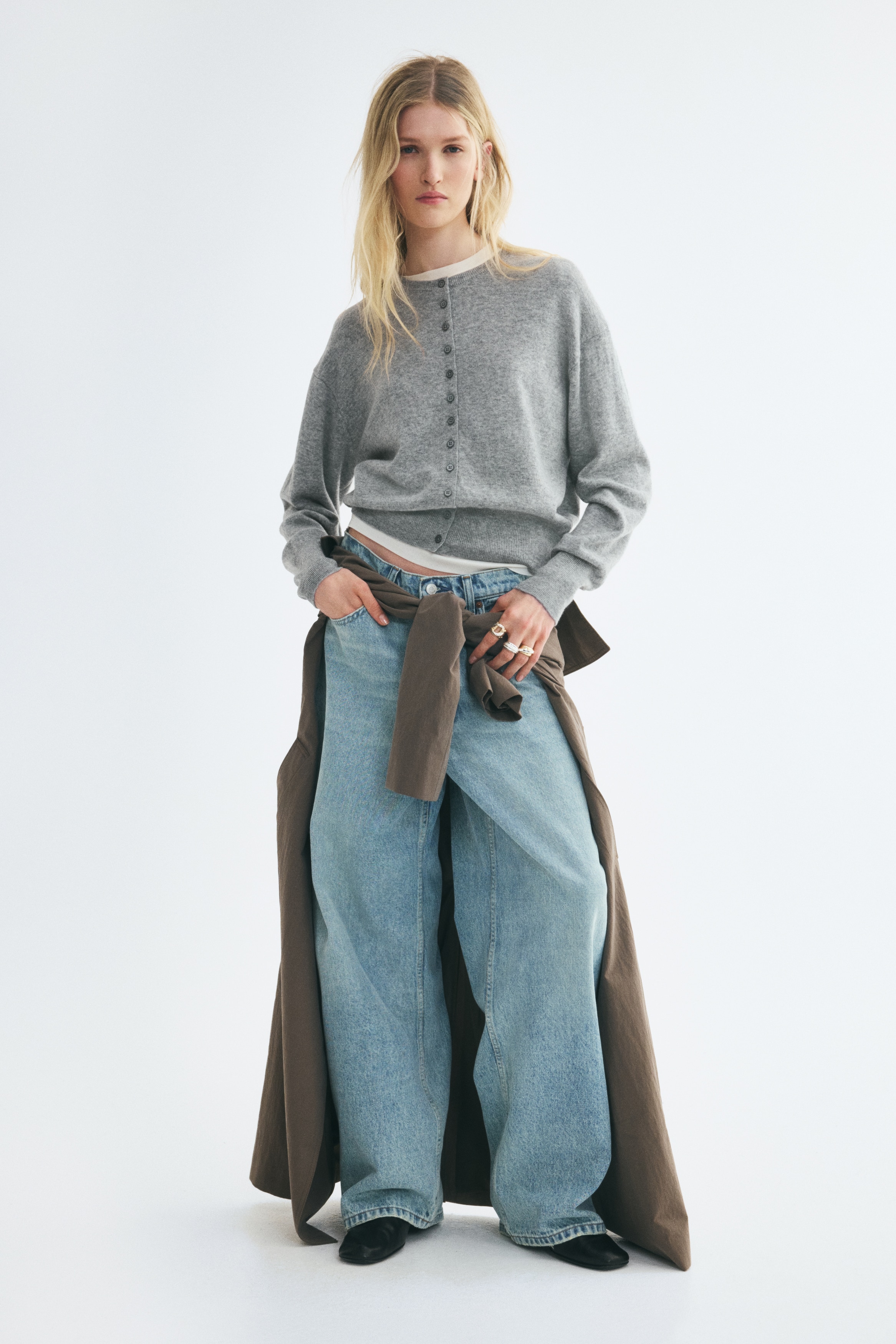 Wool cardiganModel