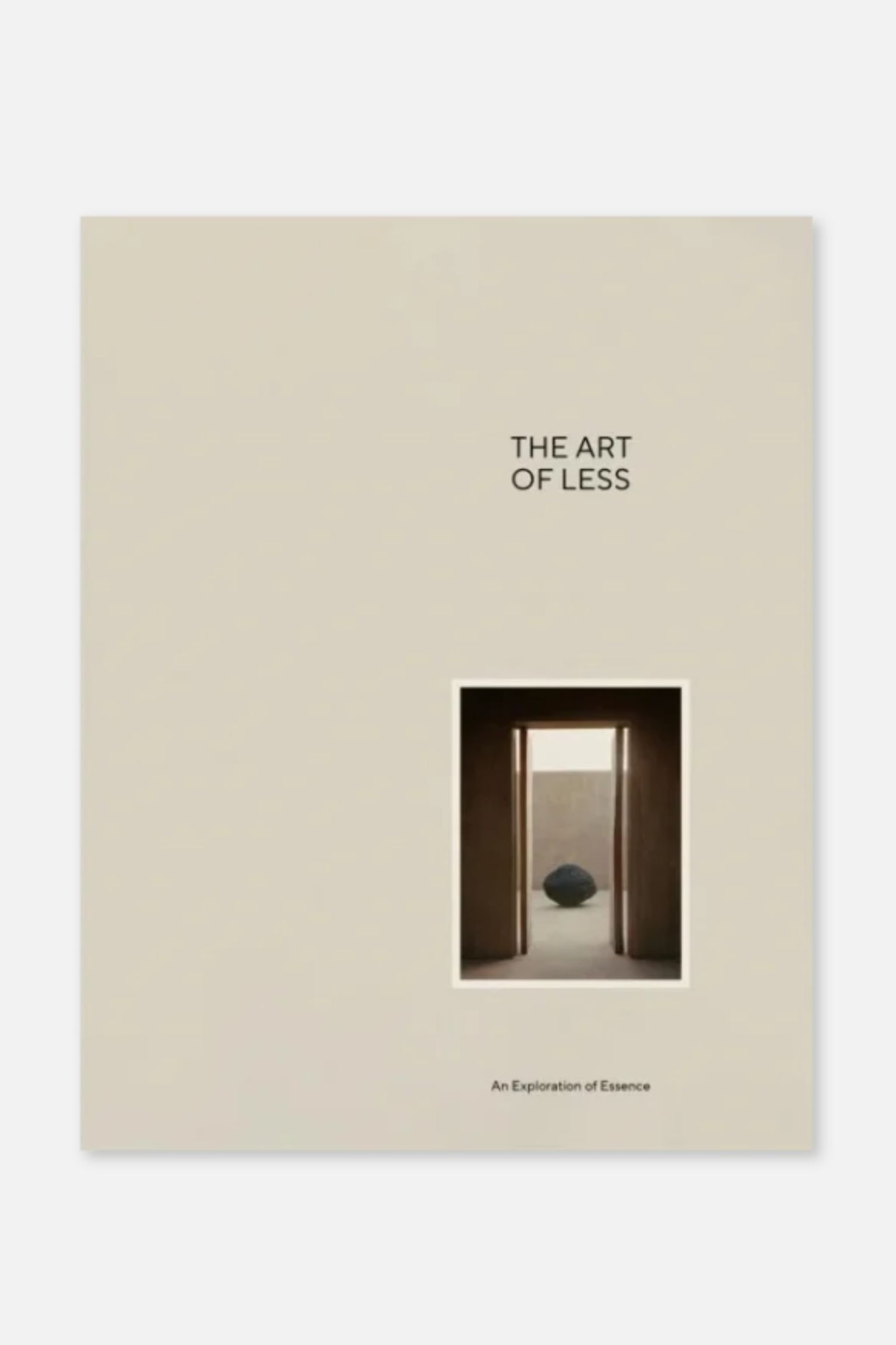 Ein Buch mit dem Titel „THE ART OF LESS“ wird mit einem minimalistischen, hellbeigen Cover aus einer direkten frontalen Perspektive gezeigt. Auf dem Cover steht der Titel in klarer, schwarzer serifenloser Schrift rechts, oberhalb eines kleinen gerahmten Fotos eines Türrahmens, der in einen minimalistischen Raum mit dunklem Stein führt, während der Untertitel „An Exploration of Essence“ nahe dem unteren Rand erscheint.