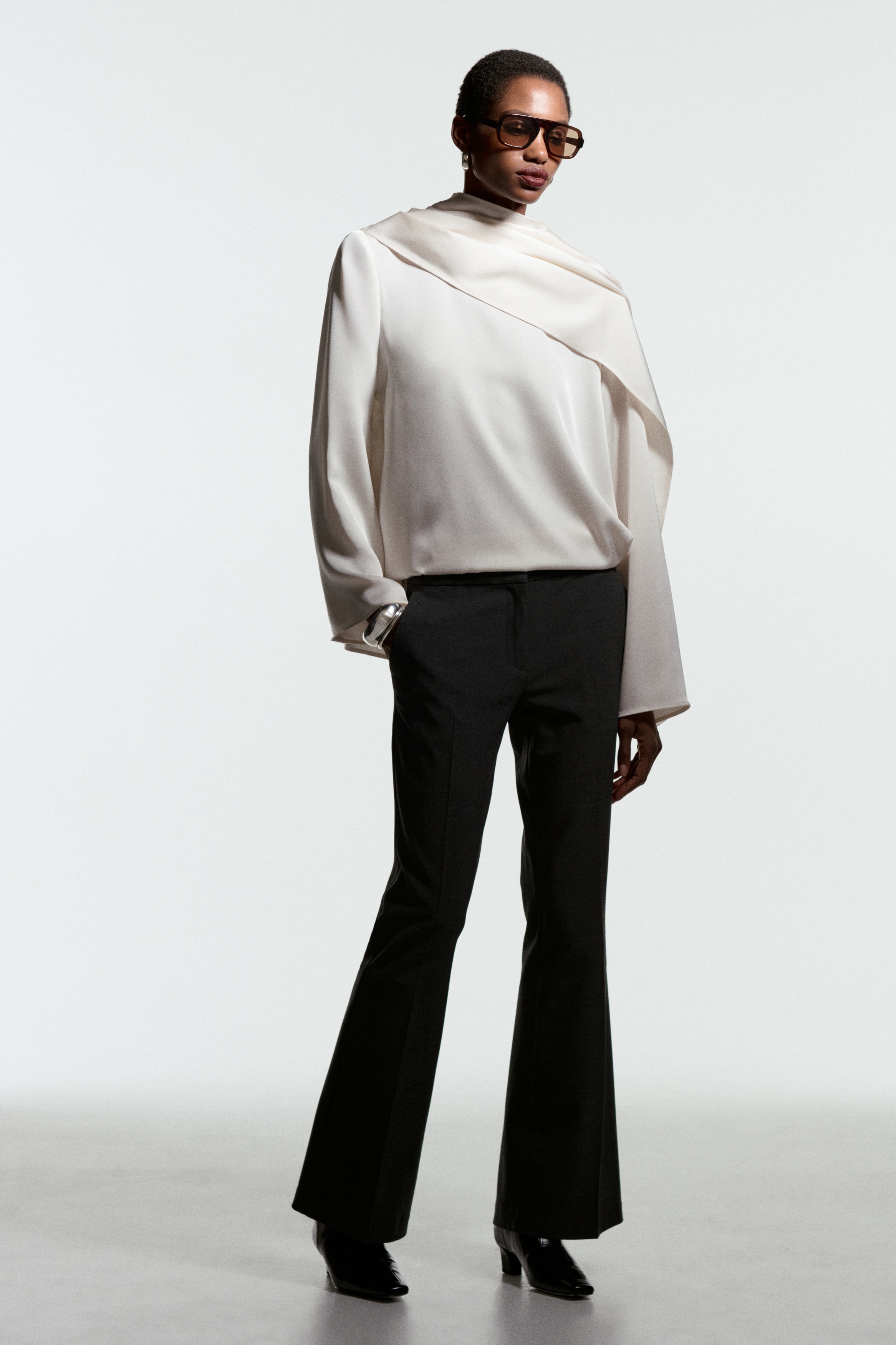 パンツ S tailored drape slacks M /THEREDTHREAD S tailored drape slacks theredthread Flared tailored trousers