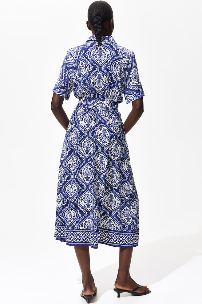 Blusenkleid mit Bindegürtel-Blau/Weiß gemustert - 5