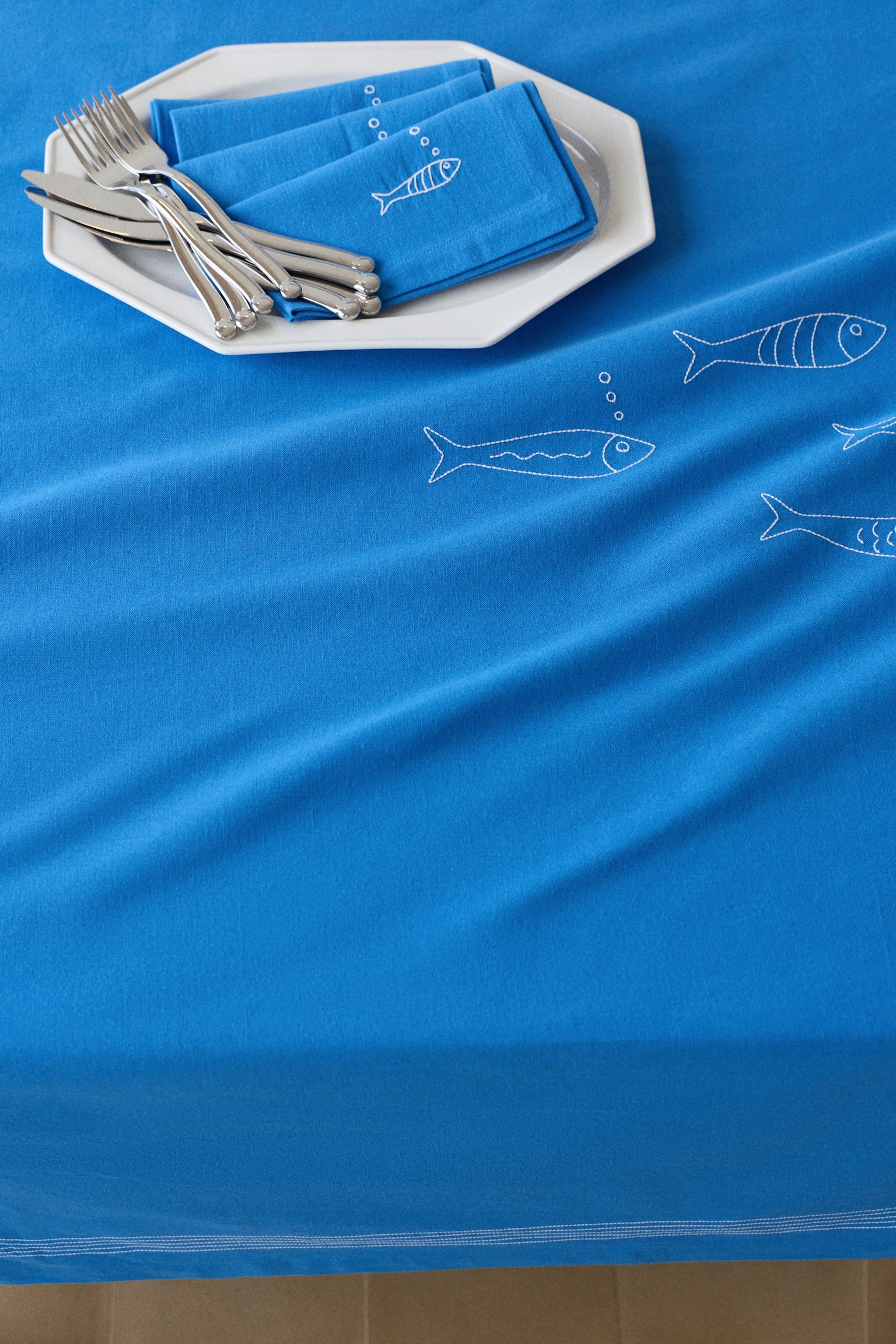 Embroidered-Motif Linen-Blend Tablecloth - Blue/fish/White/crabs - 1