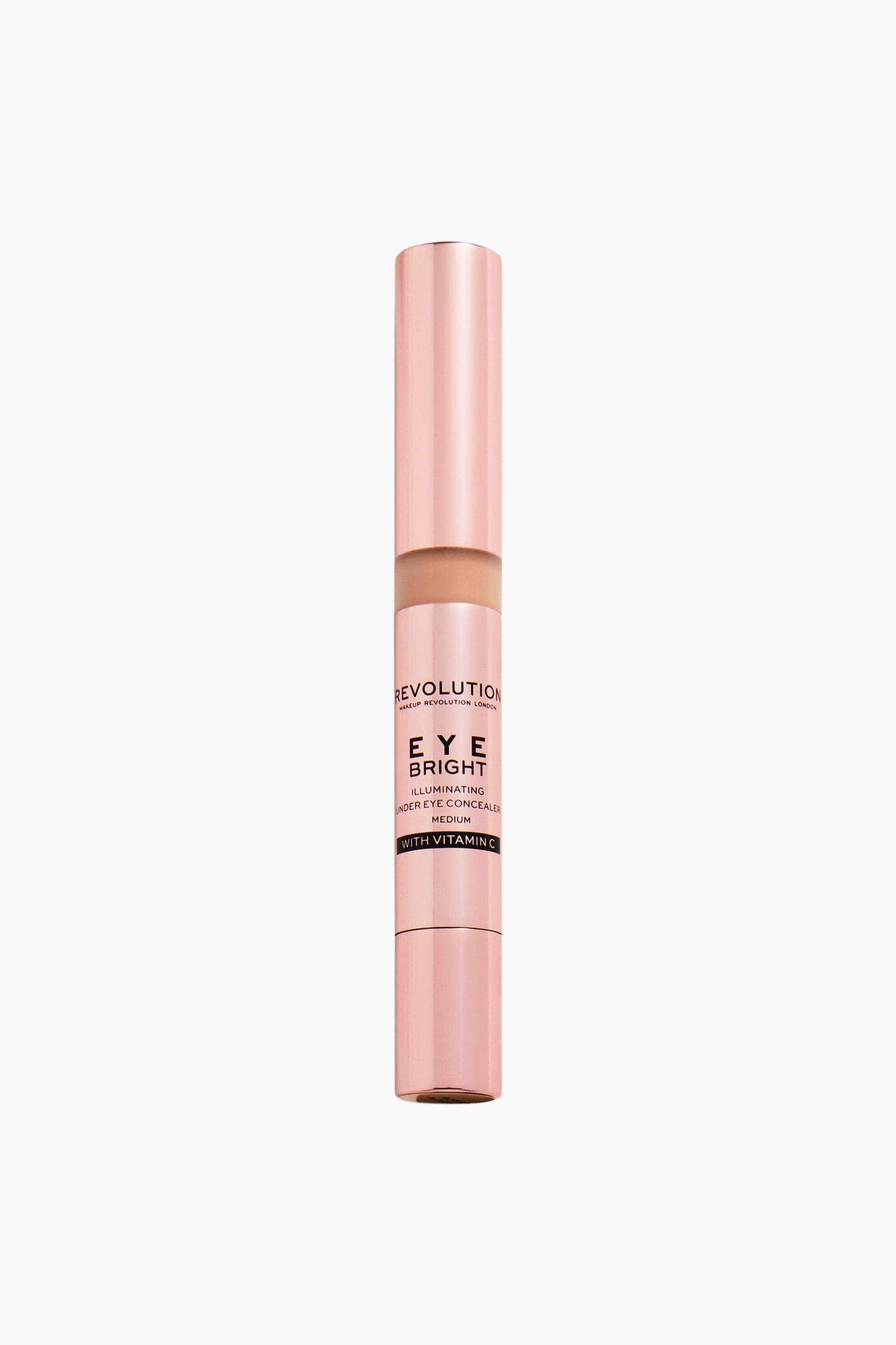 Größeres Bild ansehen: Der Eye Bright Concealer steht aufrecht und verfügt über ein elegantes, zylindrisches roségoldenes Metallic-Gehäuse mit einem transparenten Sichtfenster nahe der Oberseite, durch das der Concealer in einem mittleren Beigeton zu sehen ist. Der untere Teil des Gehäuses zeigt den schwarzen Markenschriftzug und Produktdetails, einschließlich eines schwarzen Bandes mit der Aufschrift „WITH VITAMIN C.“