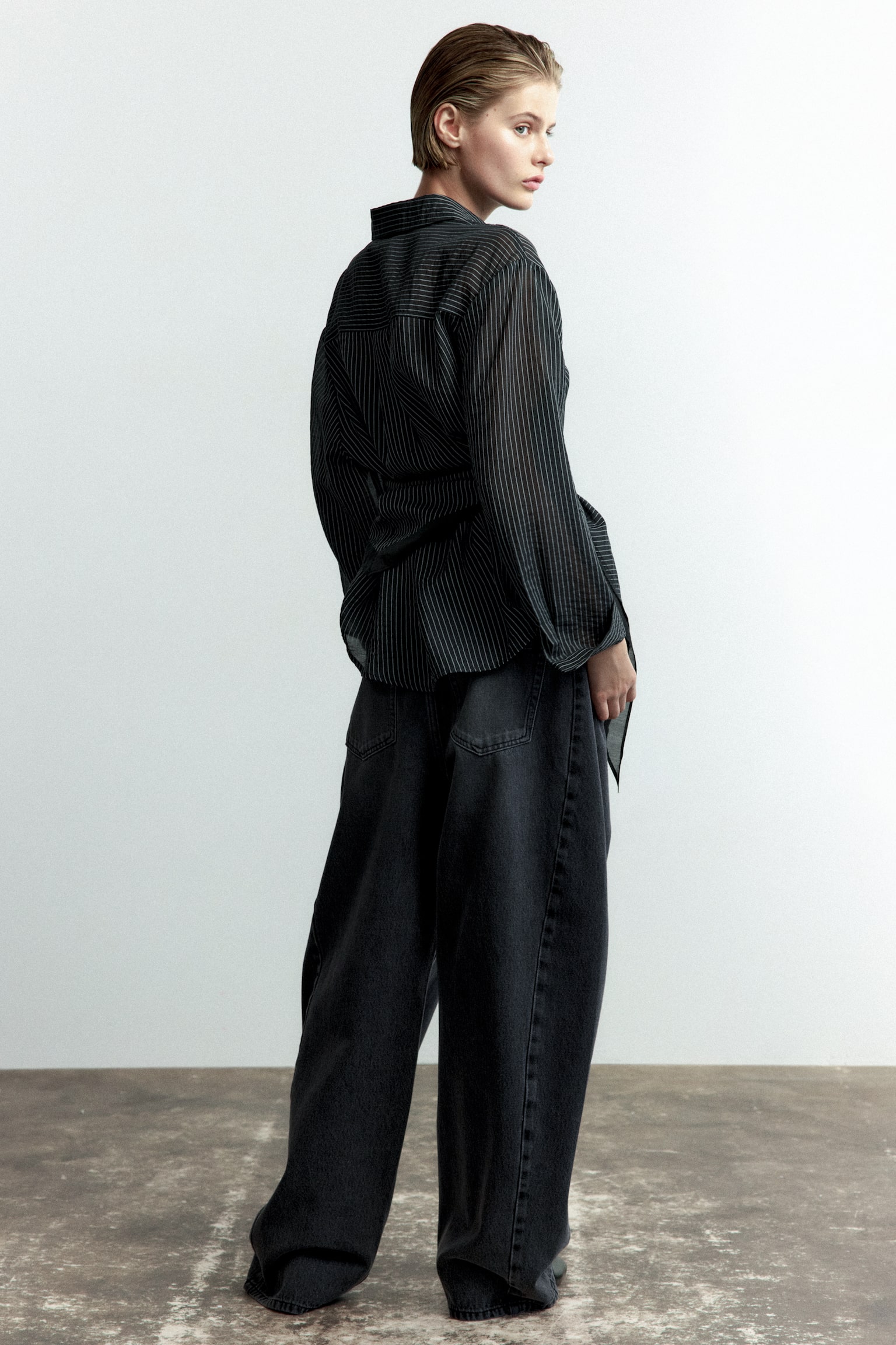 Женские джинсы H&M Barrel-Leg Regular-Waist, цвет: Джинсовый чёрный — фото 6