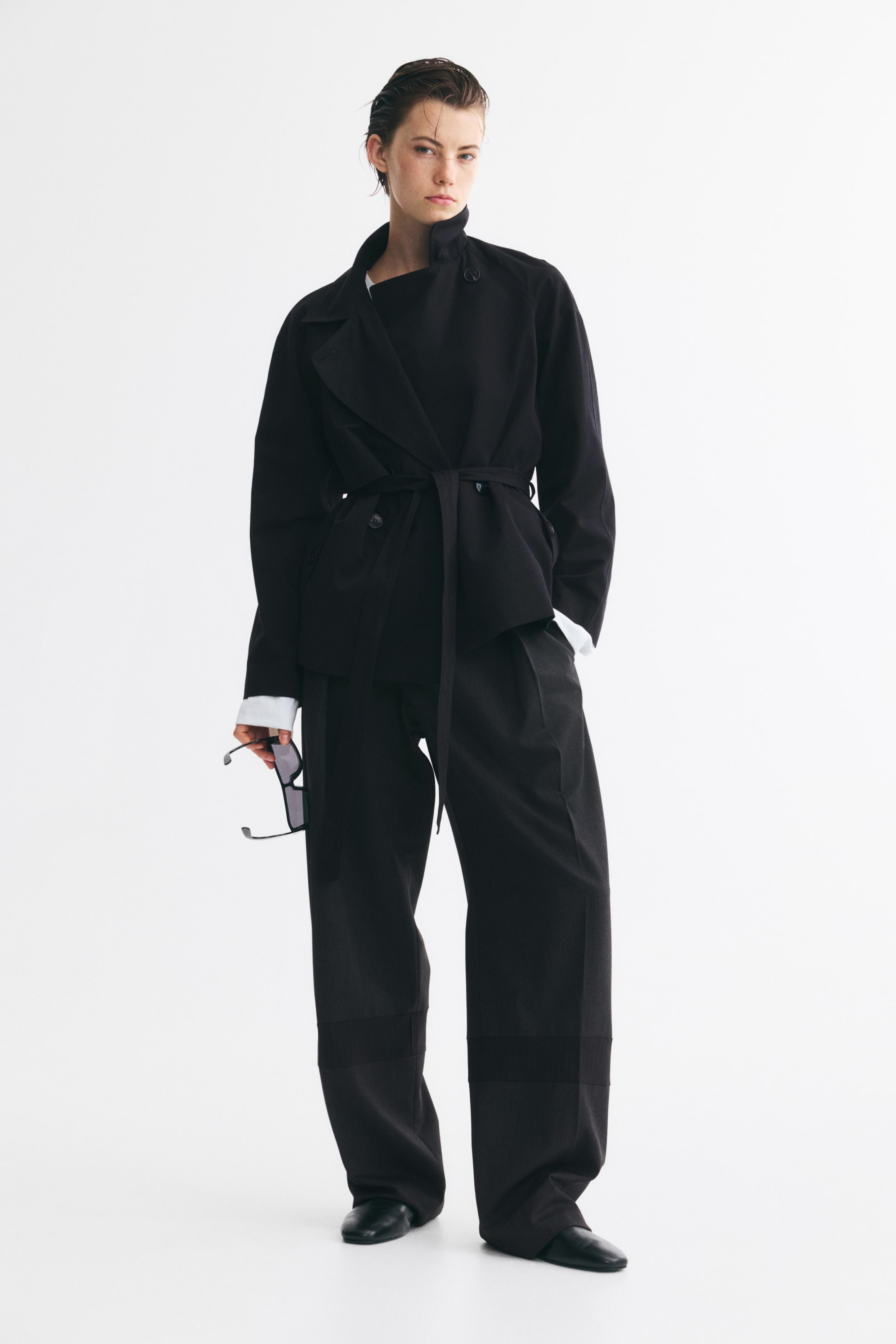 Ver imagen más grande: Gabardina corta con cinturón de anudar - Negro - MUJER | H&M ES 1